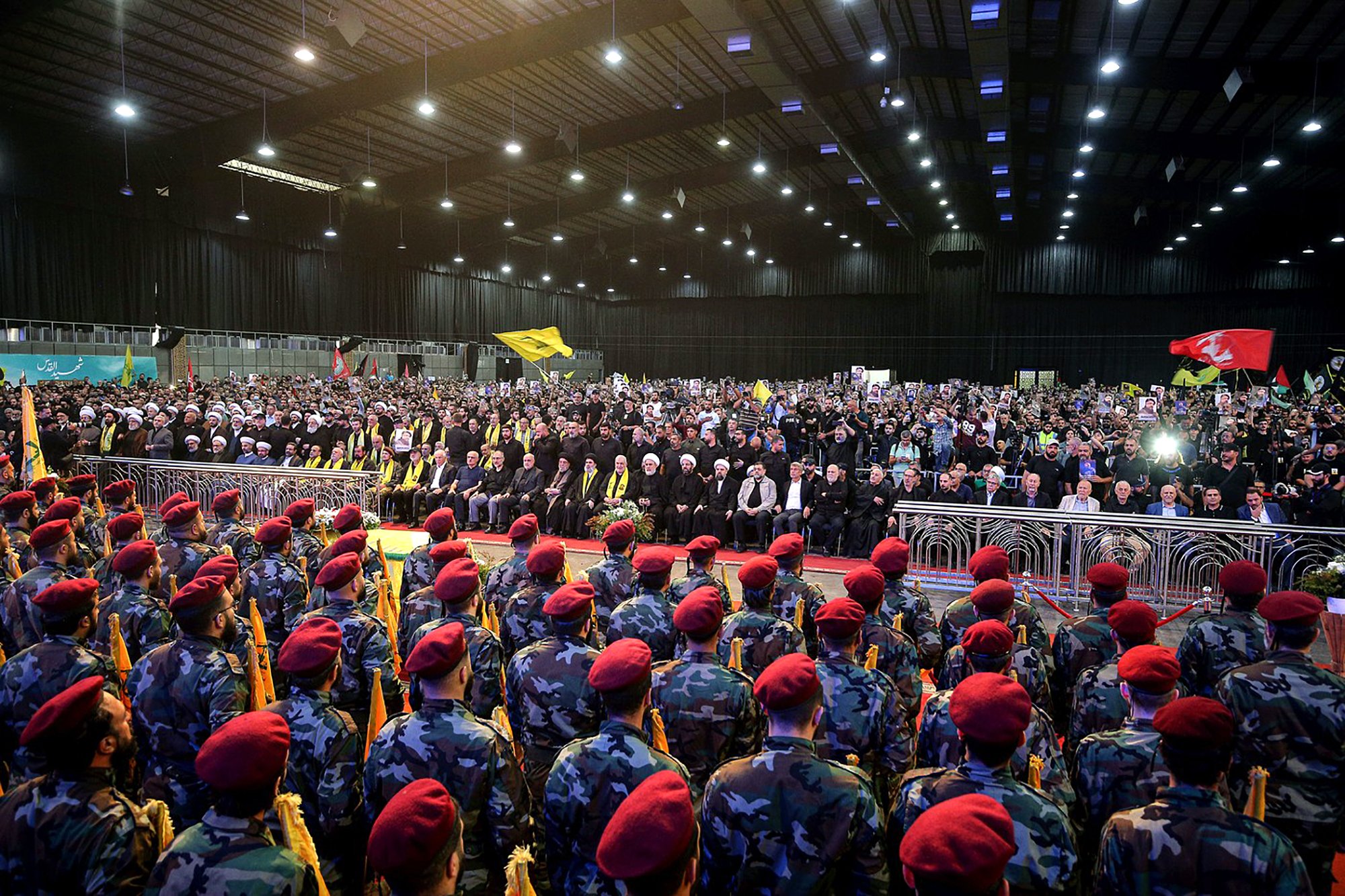 Hizballáh je mnohem víc než jen bojůvkou. Patří k nejsilnějším stranám libanonského parlamentu, je hluboce zakořeněn v šíitské třetině společnosti. (Pohřeb Fuáda Šukra, 1. srpen 2024)