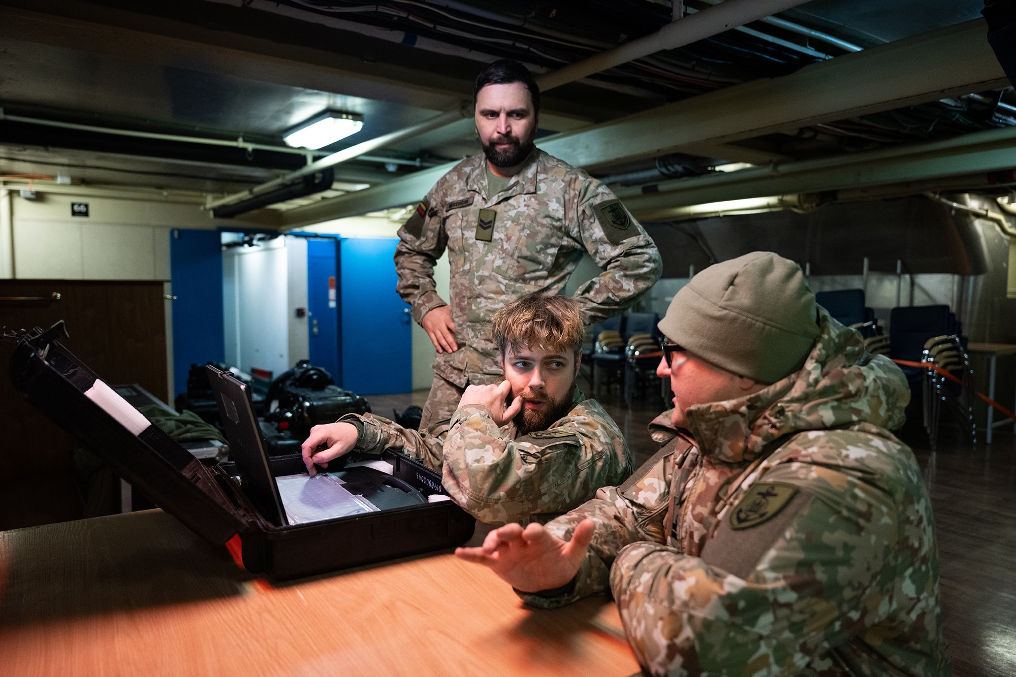 Kritická infrastruktura je v pořádku; zatím. (Stahování snímků z vypuštěného dronu se sonarem)
Autor: Matěj Stránský
