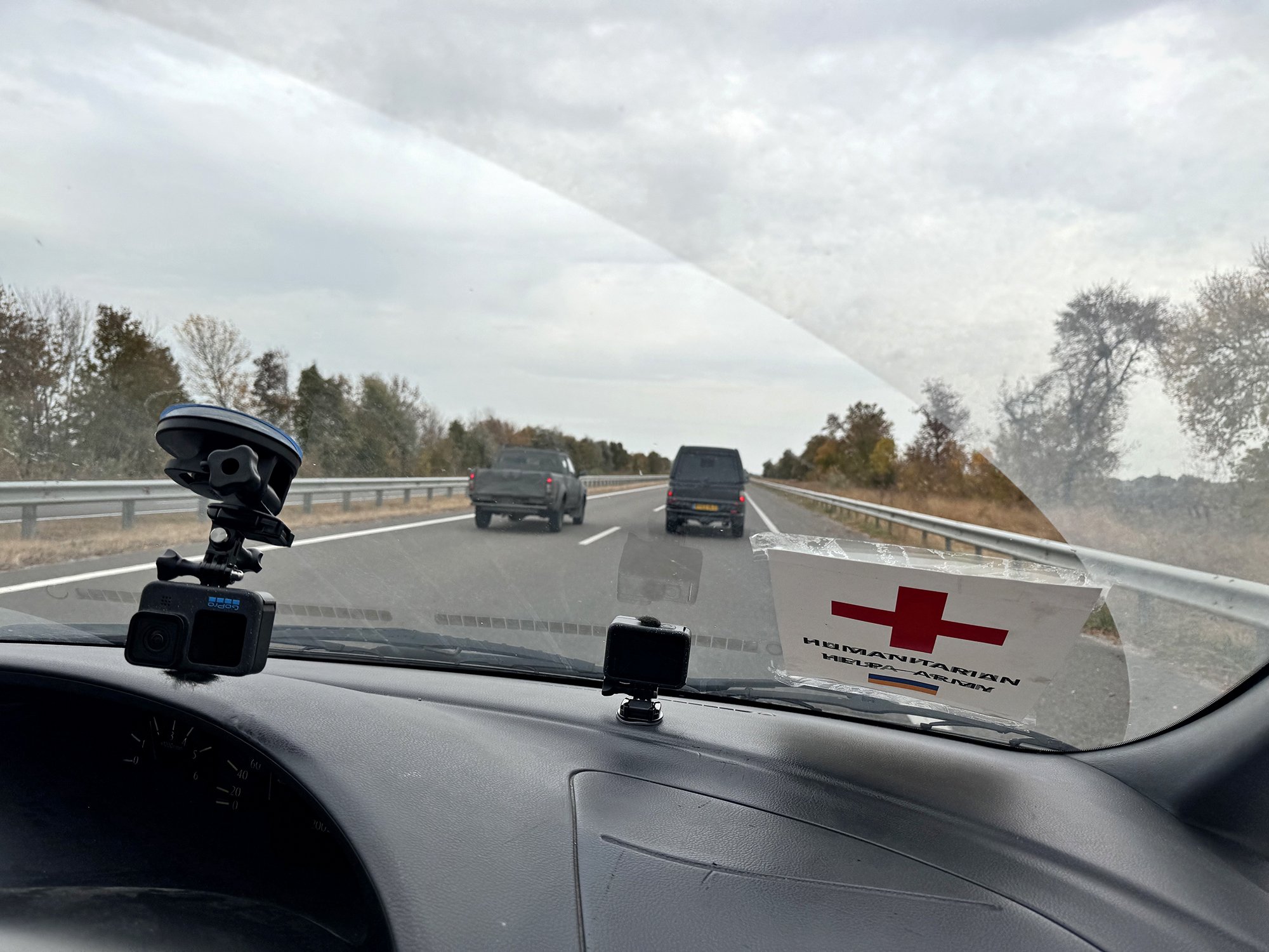 Označení, že jde o vůz určený pro zdravotnické účely, lze mít jen mimo frontu. V bojové zóně jsou záchranáři hlavním terčem Rusů.
Autor: Erik Tabery