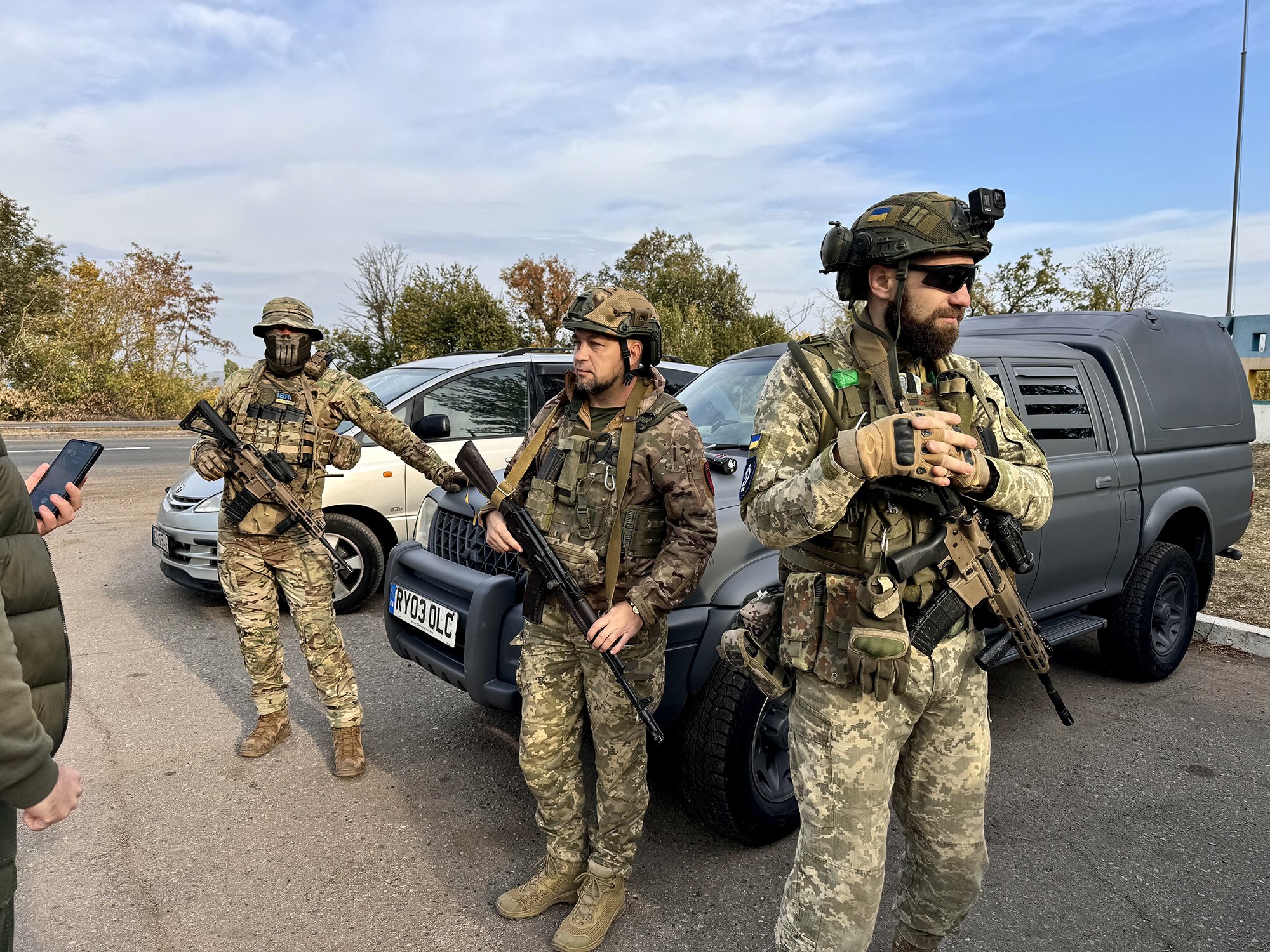 Dovezené vozy určené na záchranu zraněných vojáků, si postupně přebírají zástupci různých jednotek.  
Autor: Erik Tabery
