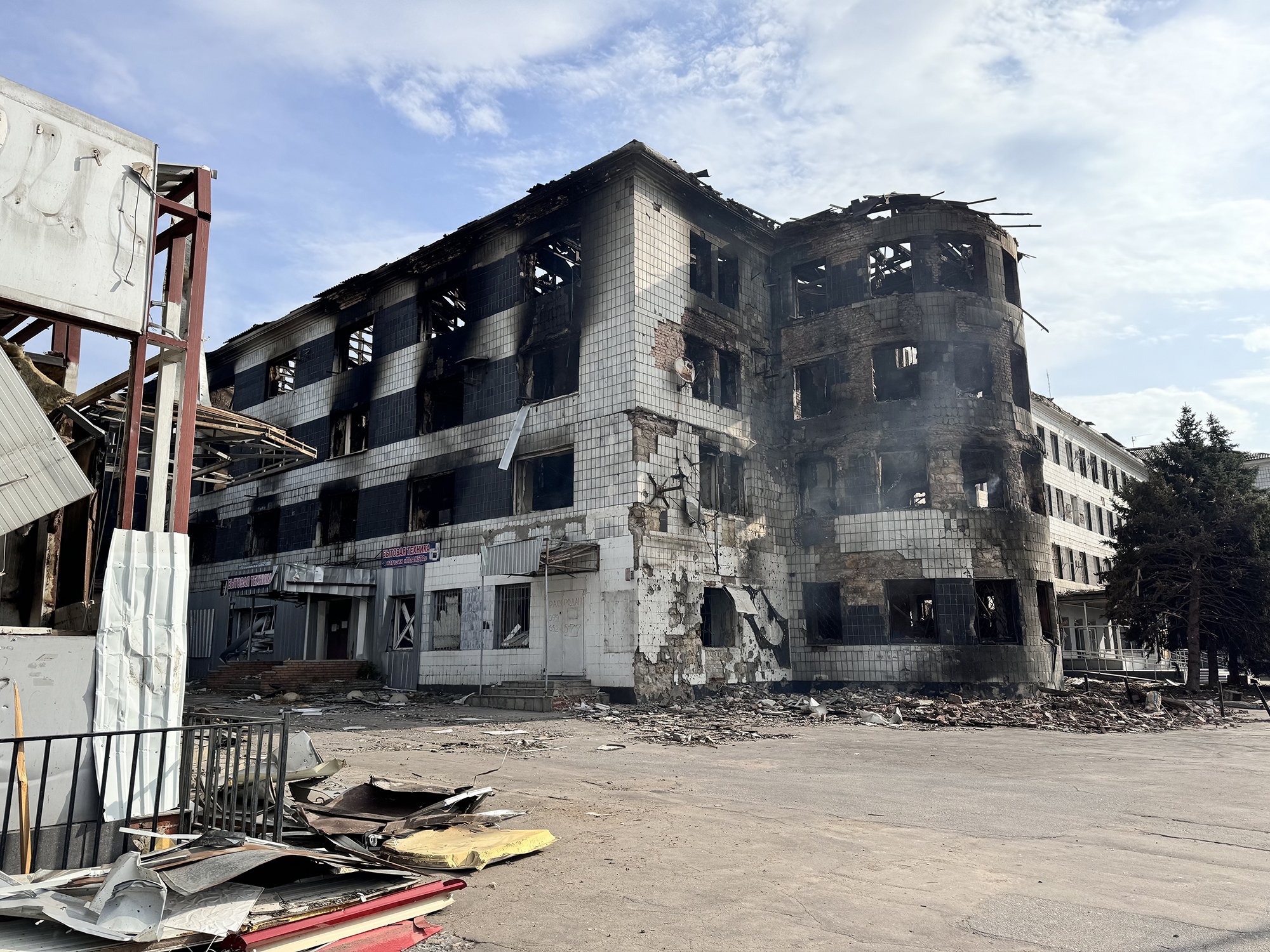 Na naší cestě jsme většinou míjeli stopy starších útoků. V Kosťantynivce jsme ale projížděli kolem budovy, která dostala zásah několik hodin před tím.
Autor: Erik Tabery