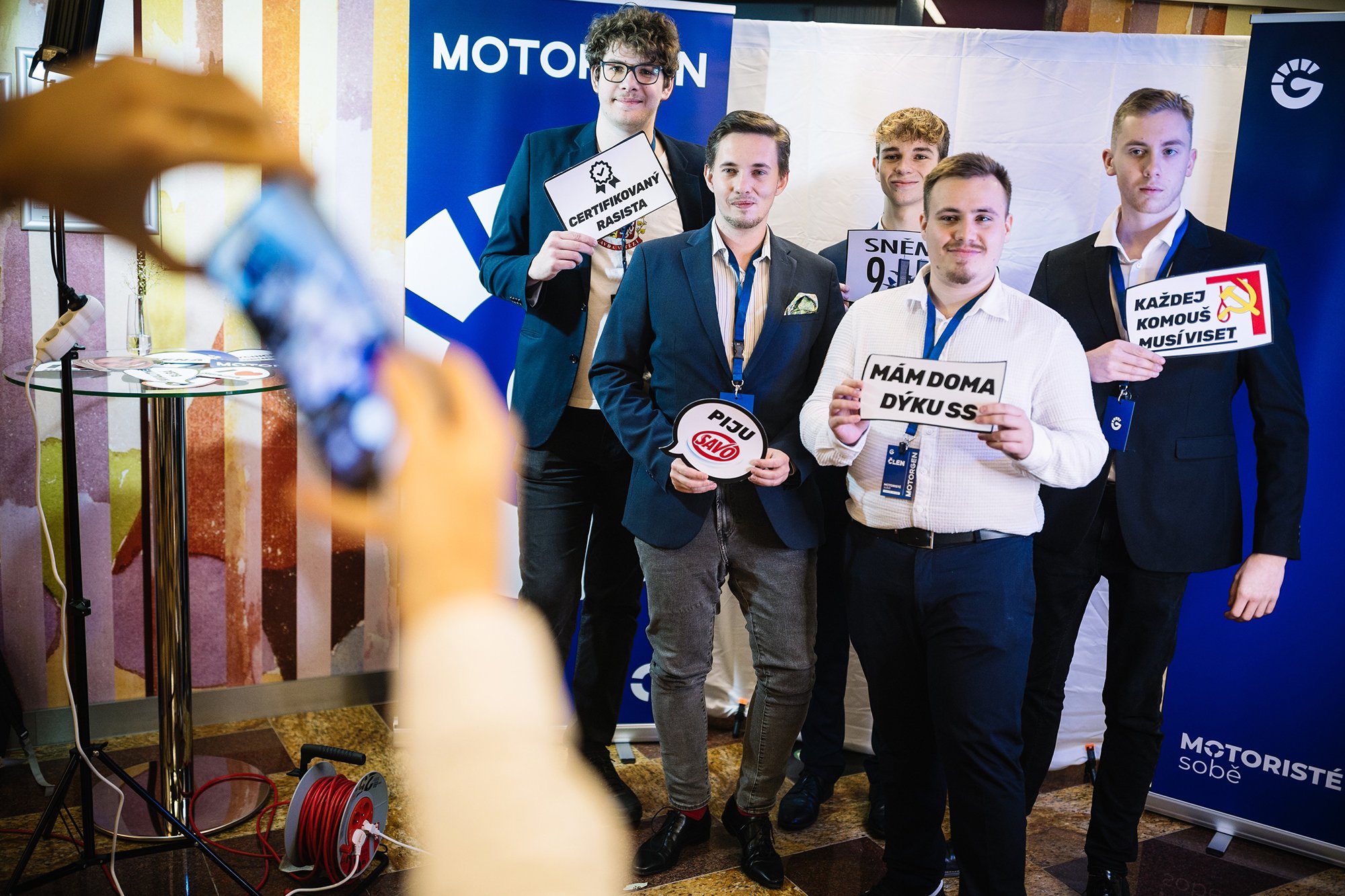 Piráti a Motoristé rostou. K tomu jim pomáhají mladí voliči