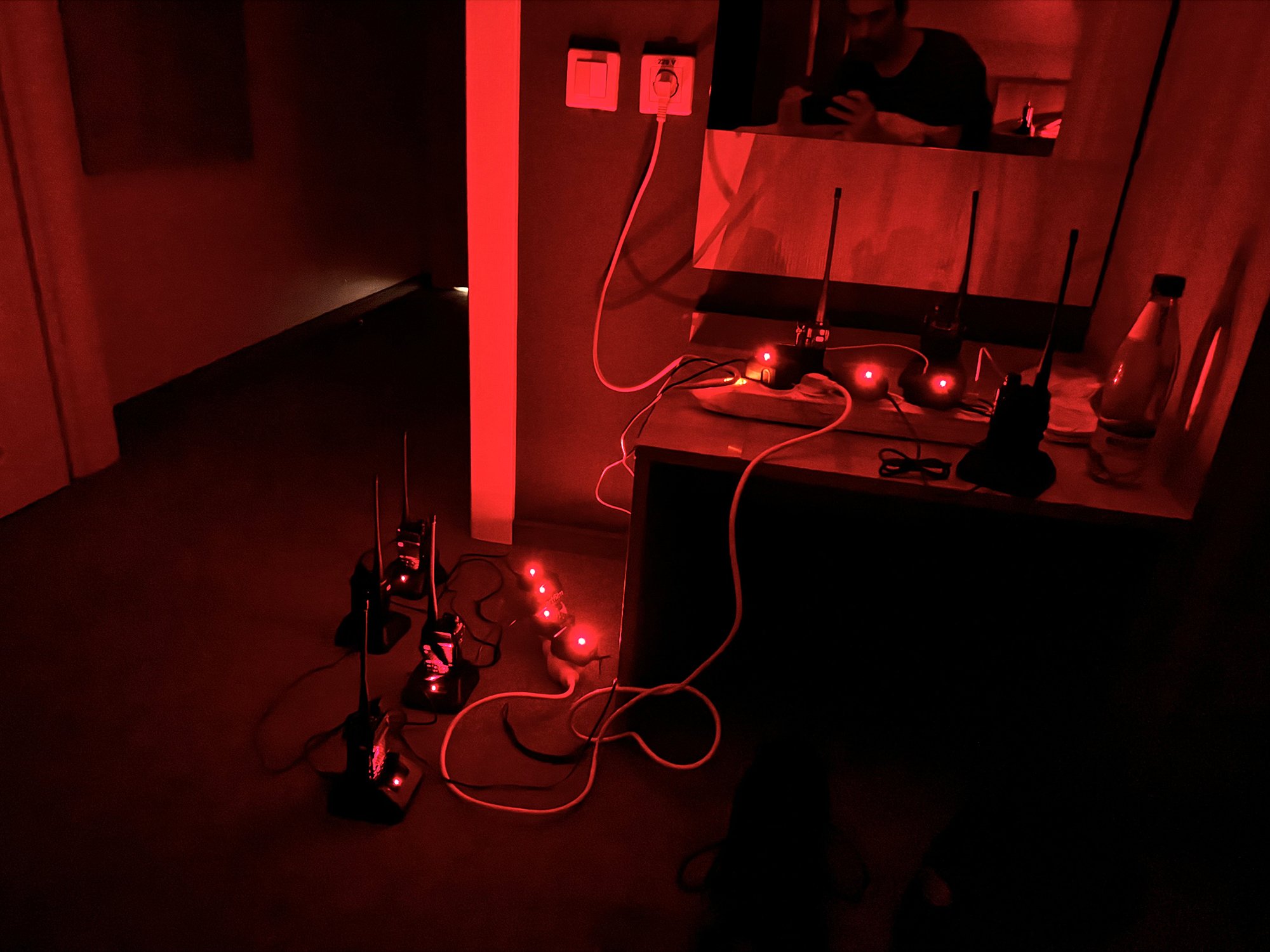 Řidiči v koloně sanitek se dorozumívají vysílačkami Walkie talkie. Přes noc je třeba je nabít.
Autor: Erik Tabery