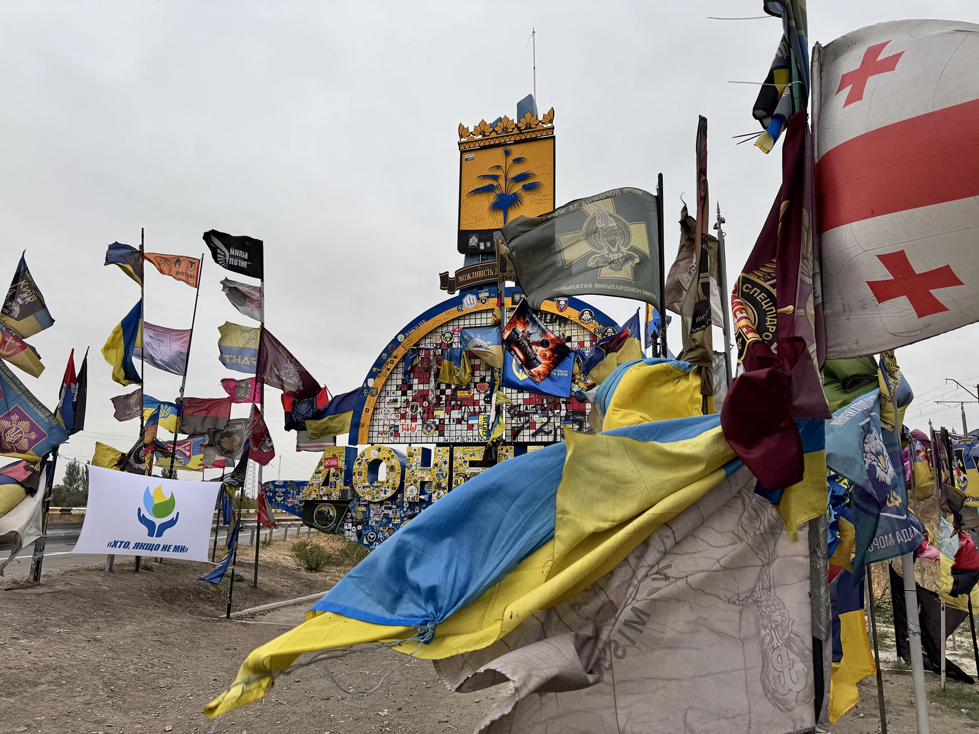 Každá oblast Ukrajiny má u silnice svůj znak. Tohle místo je pro vojáky zvlášť důležité. Jde o osvobozenou oblast, vojáci si tu dělají fotky a podepisují se na znak Doněcku.
Autor: Erik Tabery