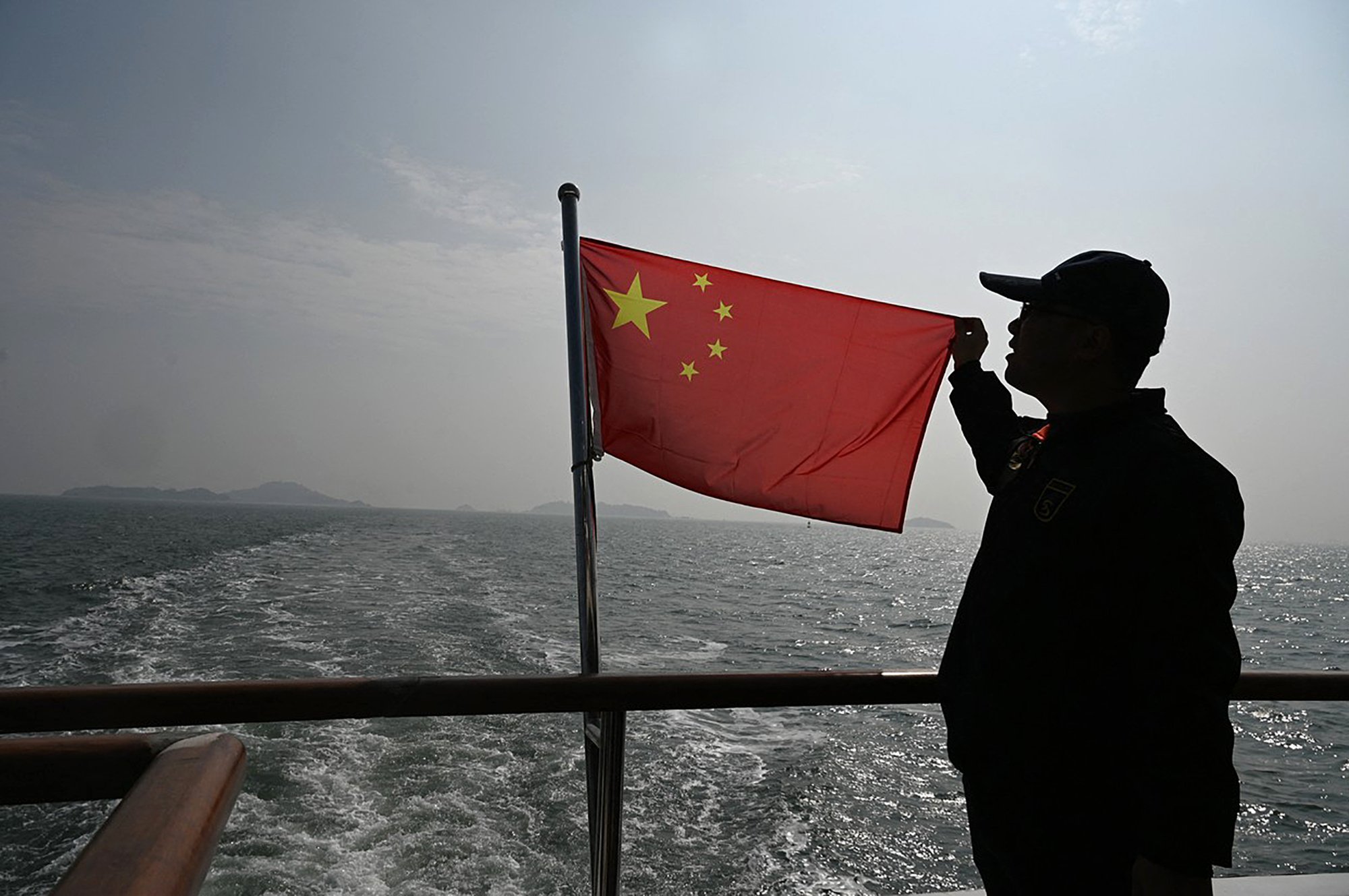 Čína se Tchaj-wanu nikdy nevzdá. (Číňan na výletní lodi v Tchajwanském průlivu)
Autor: Profimedia