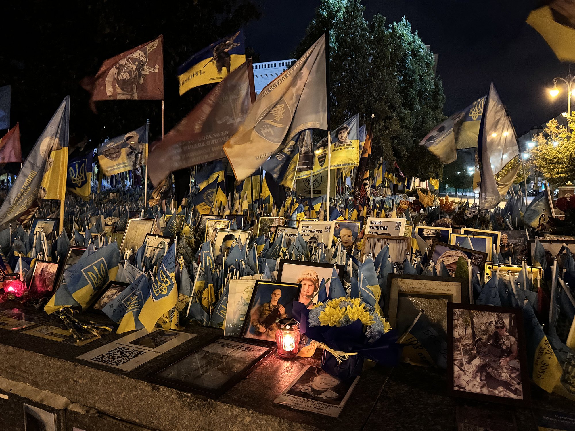 Místo, kde vám dojde řeč. V Kyjevě na Majdanu jsou do země zapíchnuté vlaječky za padlé vojáky. Tu a tam jsou i fotografie hrdinů či zapálené svíčky.
Autor: Erik Tabery