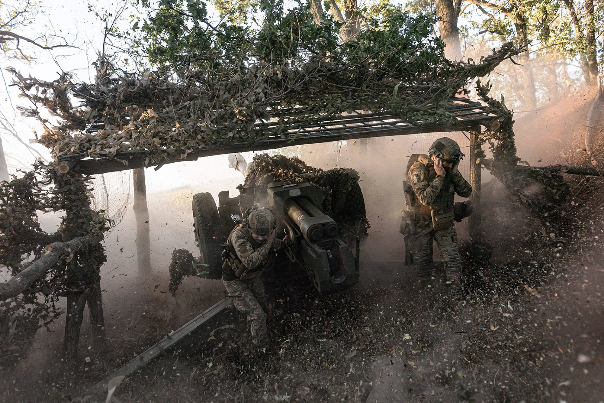 Chtělo by to mít víc střel. (Ukrajinští dělostřelci u Toretsku) 