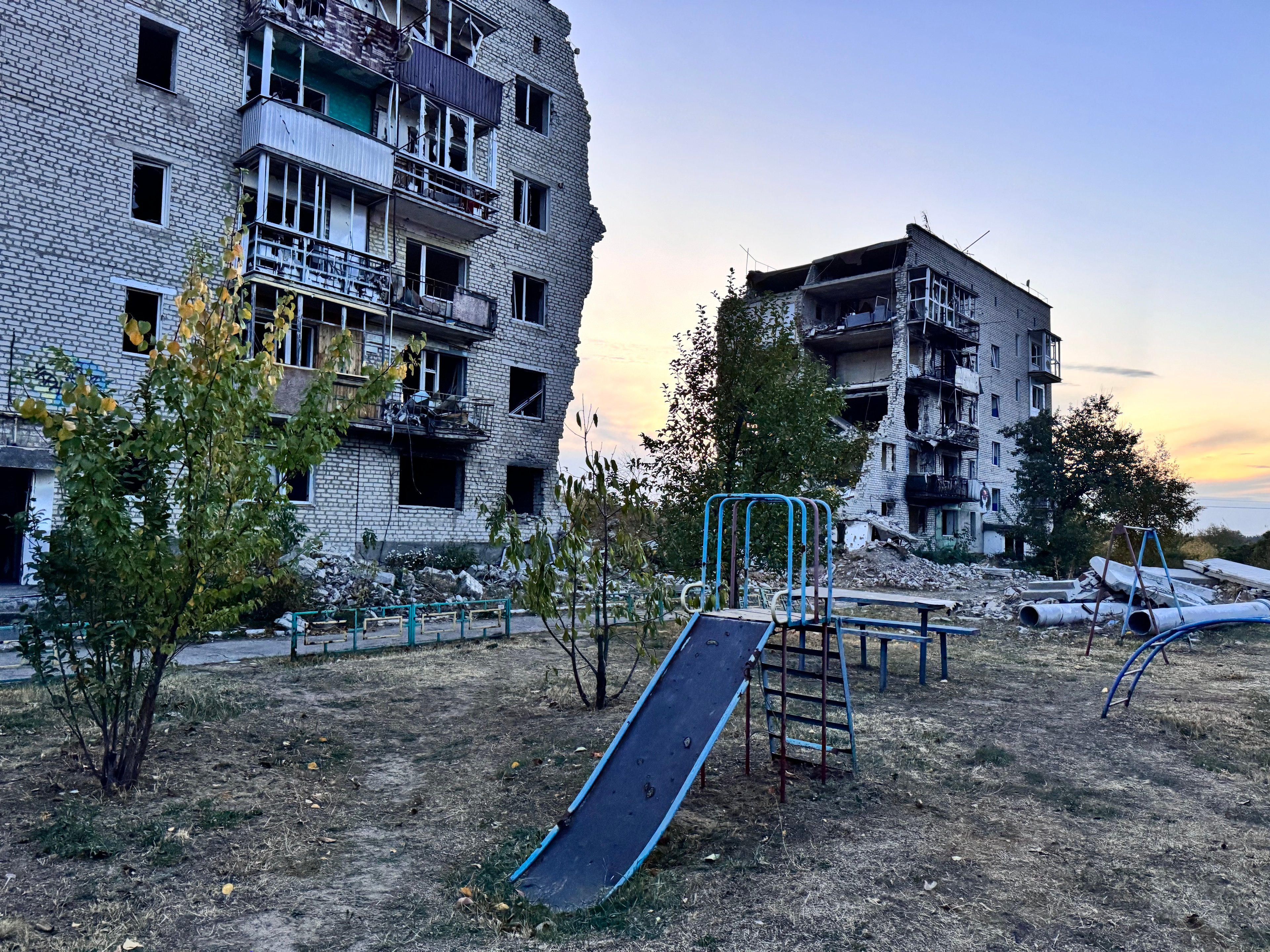 Zločiny páchané Rusy v Izjumu, znám z médií, včetně Respektu. Když ale na vlastní oči vidíte místo, kde v panelovém domě zabili na padesát lidí, zasáhne vás to zcela novou silou.
Autor: Erik Tabery