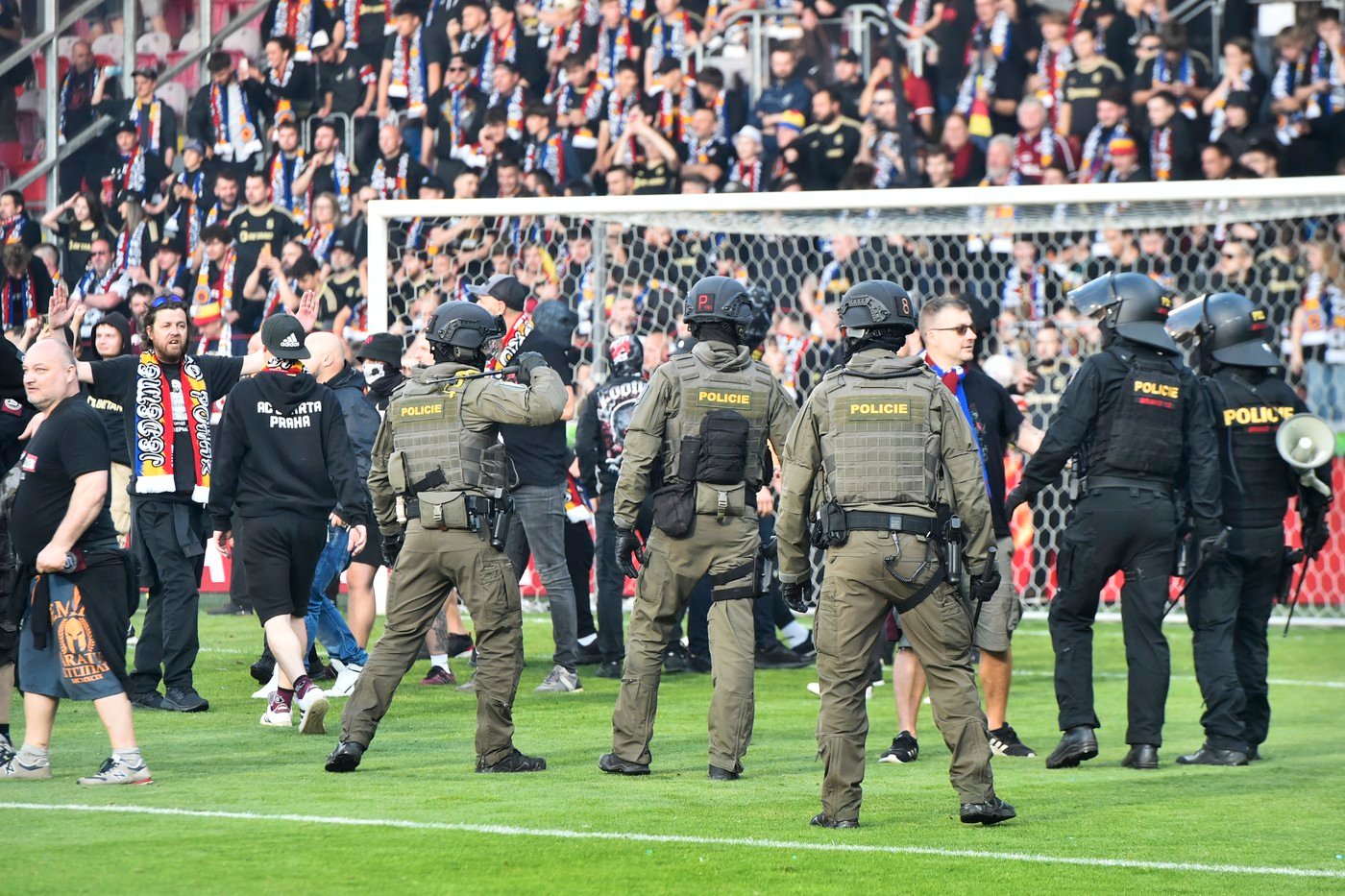 Agresivita fotbalových fanoušků bolí kluby nejen finančně, ale hlavně reputačně