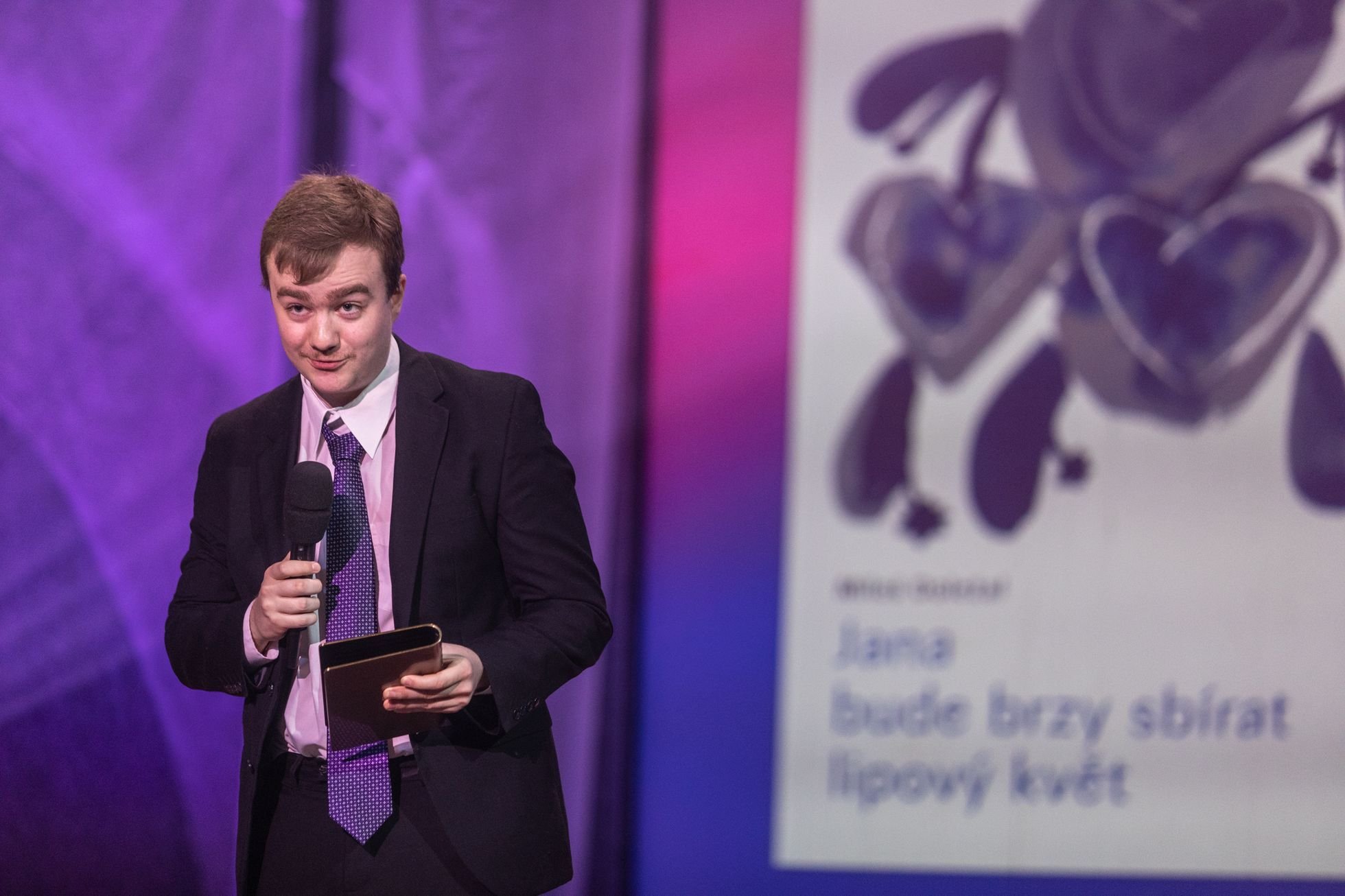 Vítězem hlavní ceny pro knihu roku se stal básník a spisovatel Miloš Doležal. Ocenění spojení s odměnou 200 tisíc korun za něj přebral jeho syn