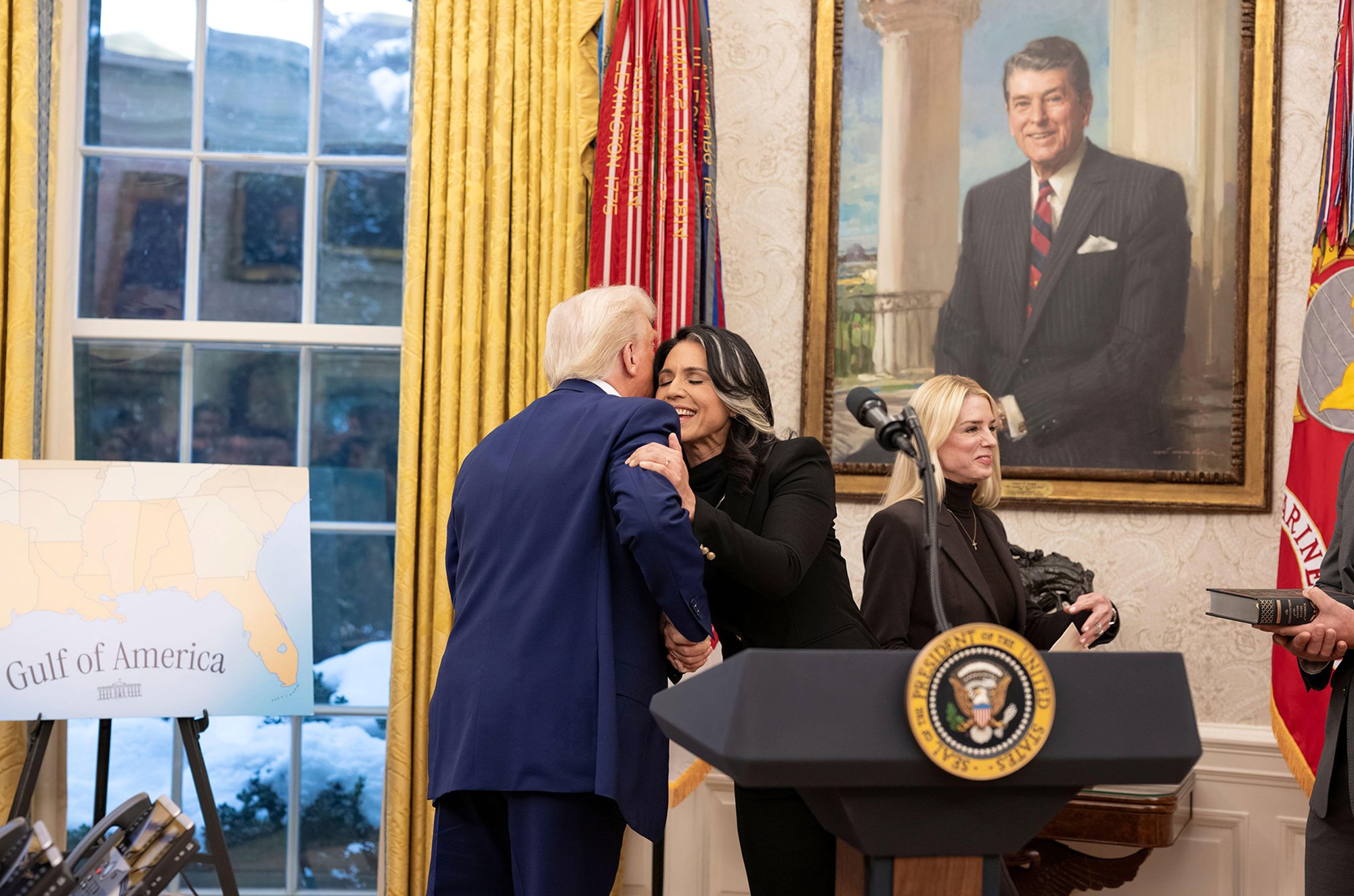 Takhle konzervatismus nevypadá... (Donald Trump gratuluje Tulsi Gabbard k získání funkce)
Autor: American Photo Archive / Alamy / Profimedia