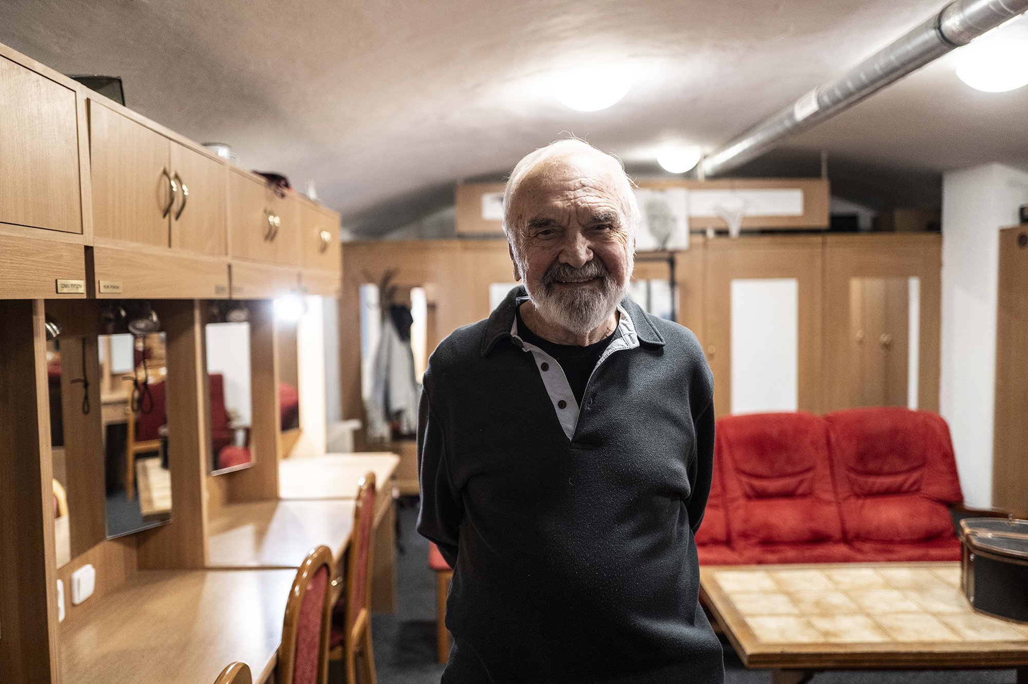 Daří se mi výborně. Že stále hraju intenzivně divadlo je zázrak