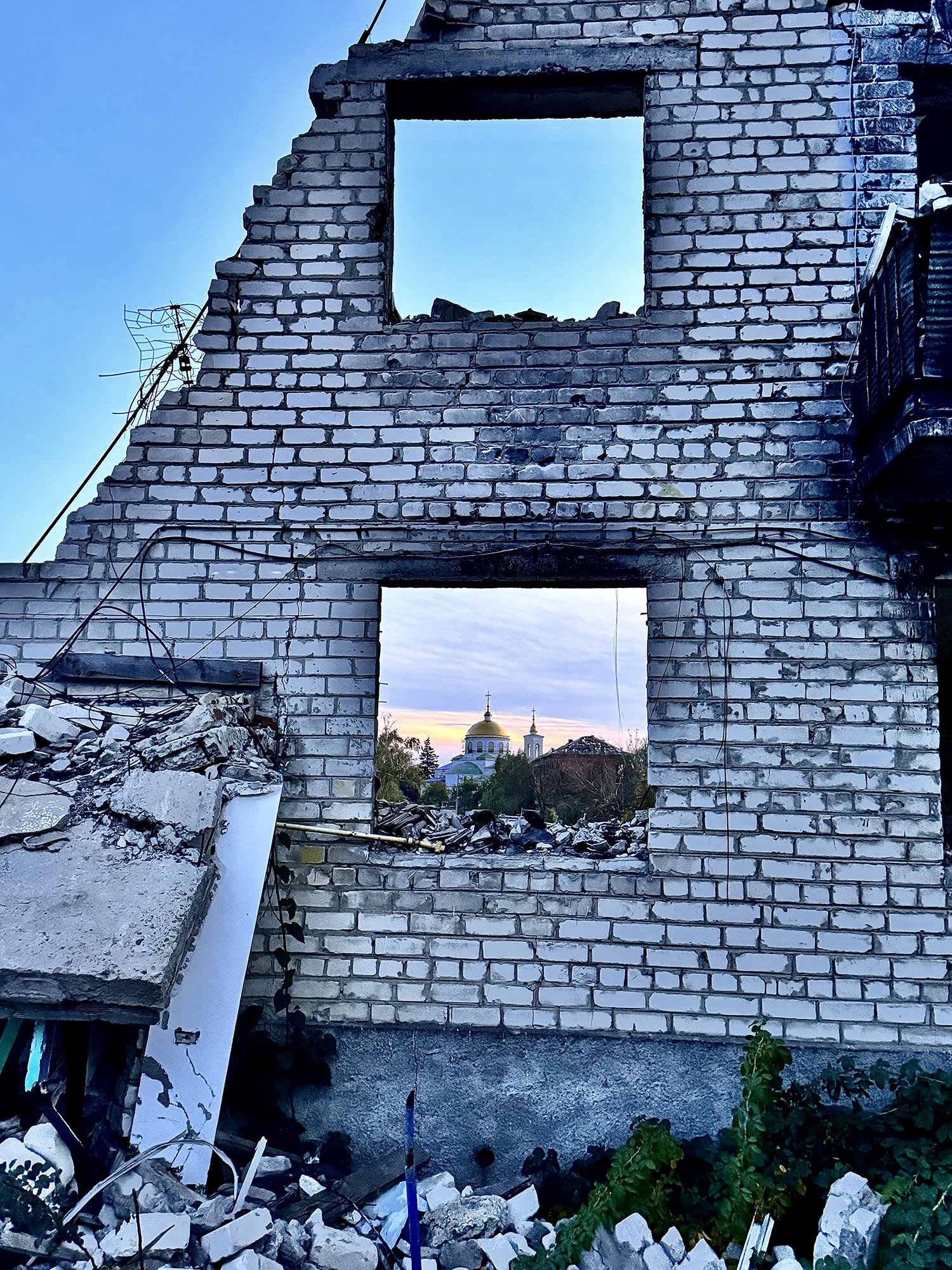 Výhled na nedaleký kostel si obyvatelé rozstříleného domu už neužijí.
Autor: Erik Tabery