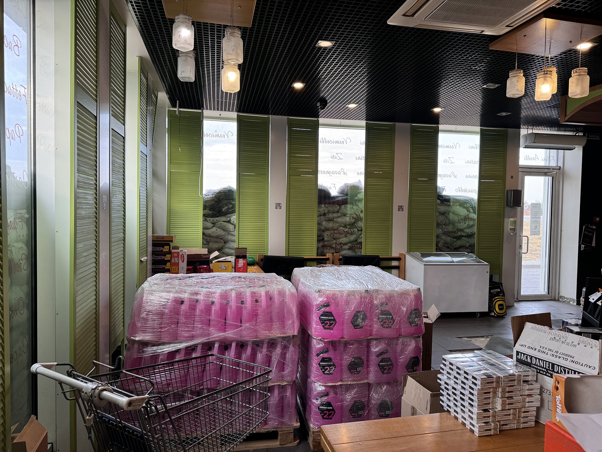 Benzinové pumpy jsou na východě Ukrajiny obložené pytli s pískem. Pro případ ostřelování.
Autor: Erik Tabery