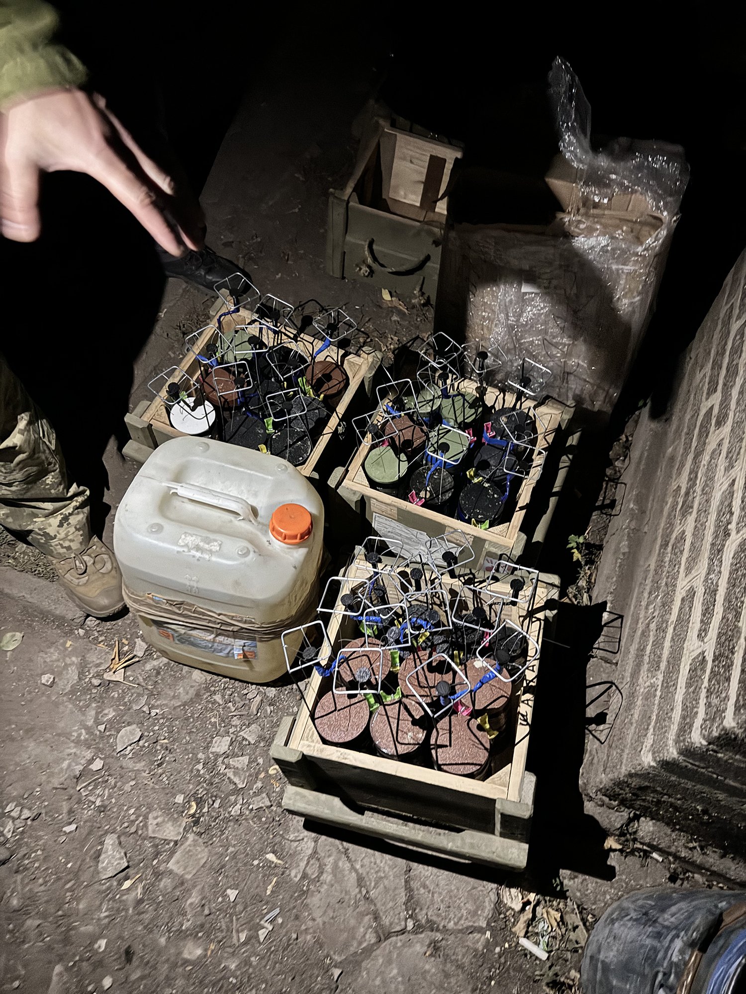 Vojáci si dokáží vyrábět vlastní výbušniny připojené na drony.
Autor: Erik Tabery