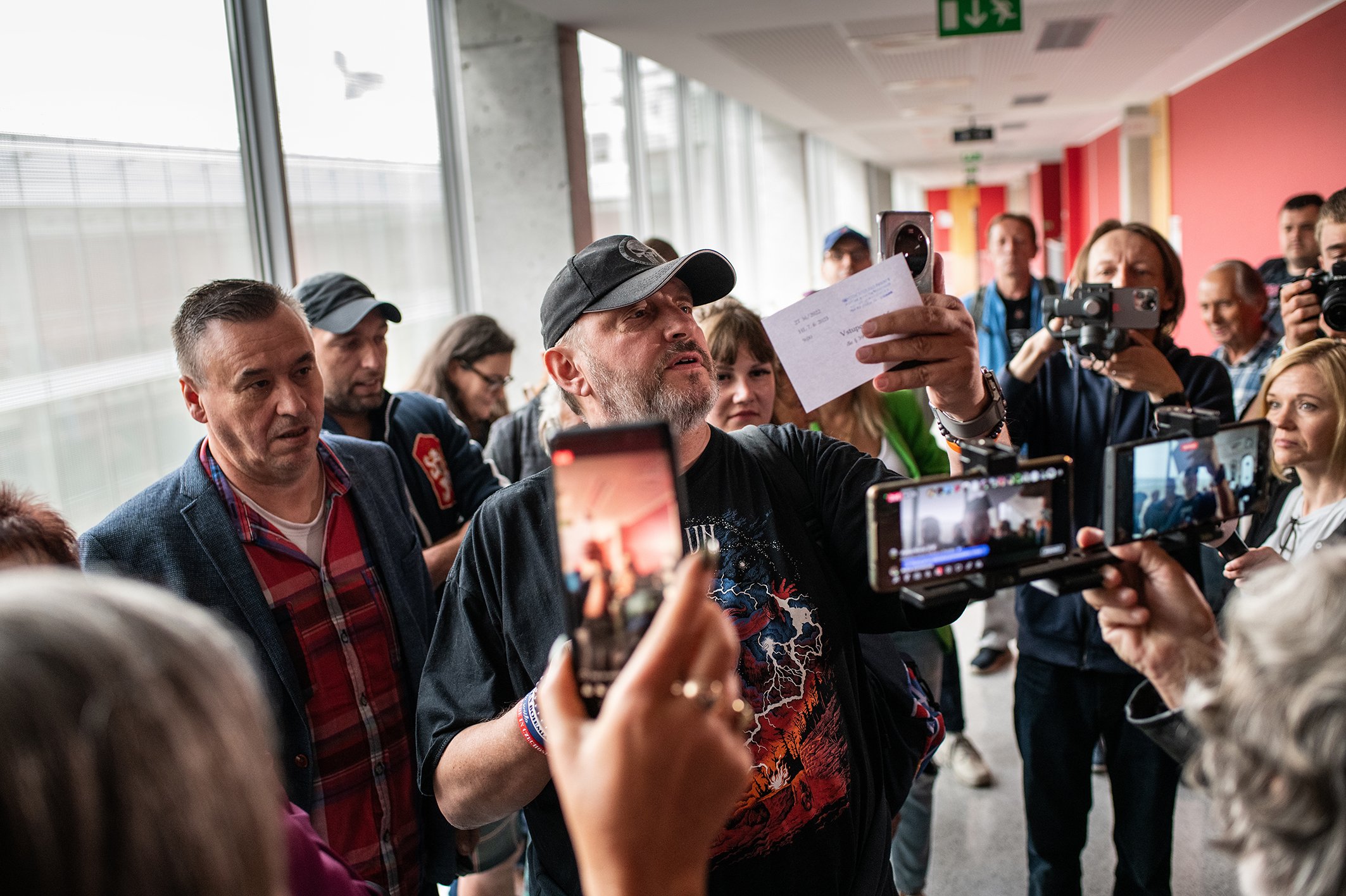 Na chodbě soudu to má na povel. (Pavel Zítko uprostřed v kšiltovce)
Autor: Matěj Stránský