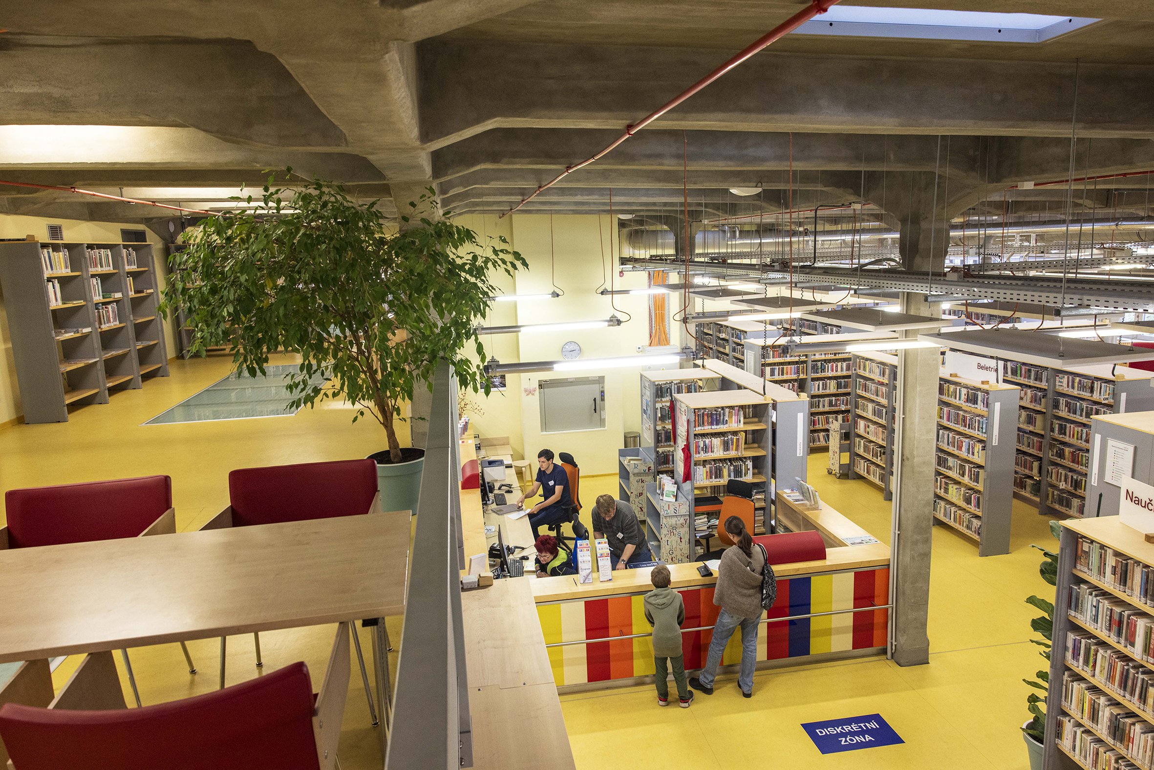 Místo strojů knihy. (Hradec Králové, knihovna v bývalé textilce)
Autor: Milan Jaroš