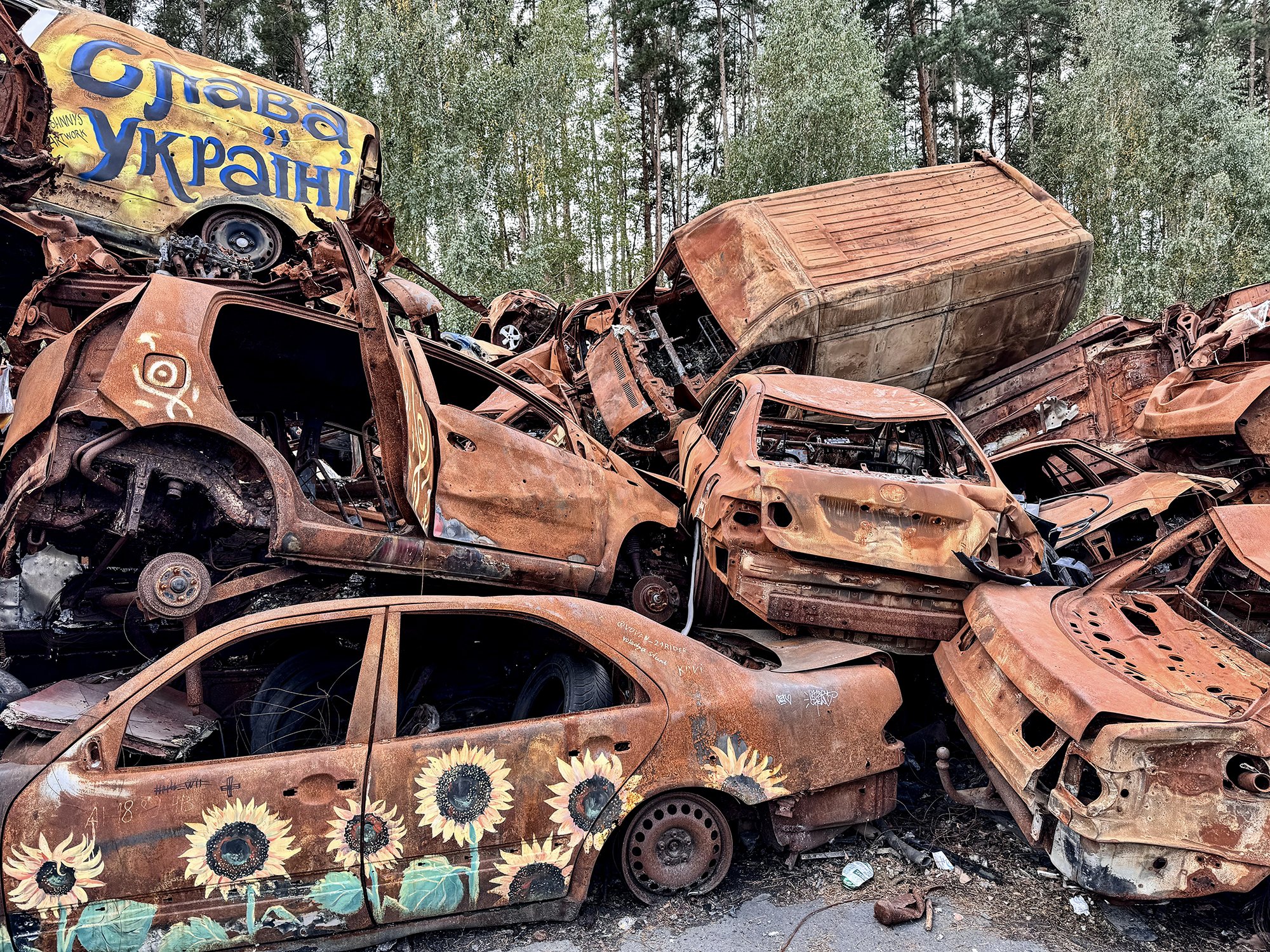 U silnice v Buči, kudy přijížděli Rusové, vznikl spontánní památník obětem. Na jednu hromadu jsou naházená auta, ve kterých se lidé snažili uniknout, ale ruští vojáci je nenechali.
Autor: Erik Tabery