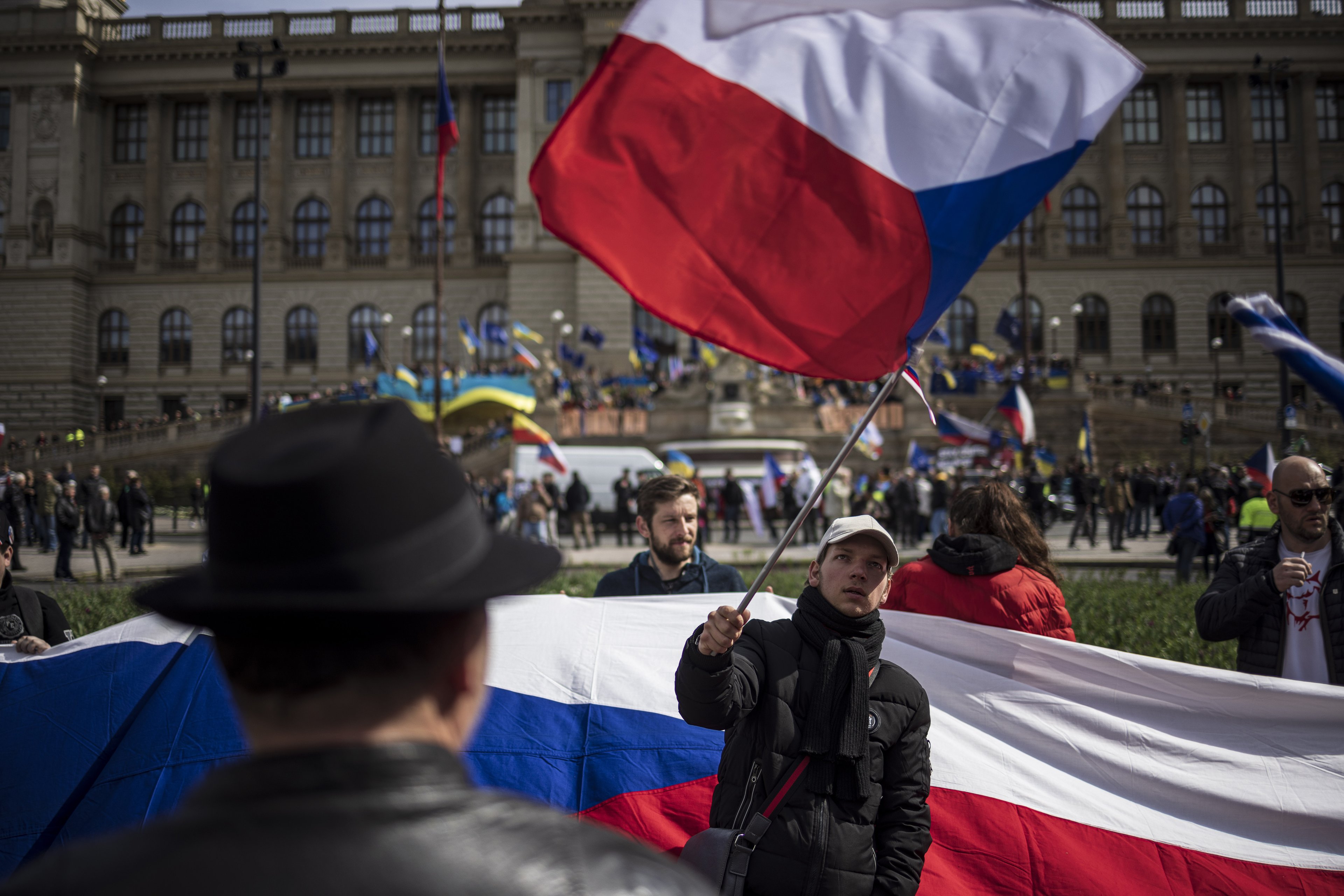 Tady se nedáme a komentáře si smazat taky nenecháme. (Demonstrace na Václavském náměstí)
Author: Milan Jaroš