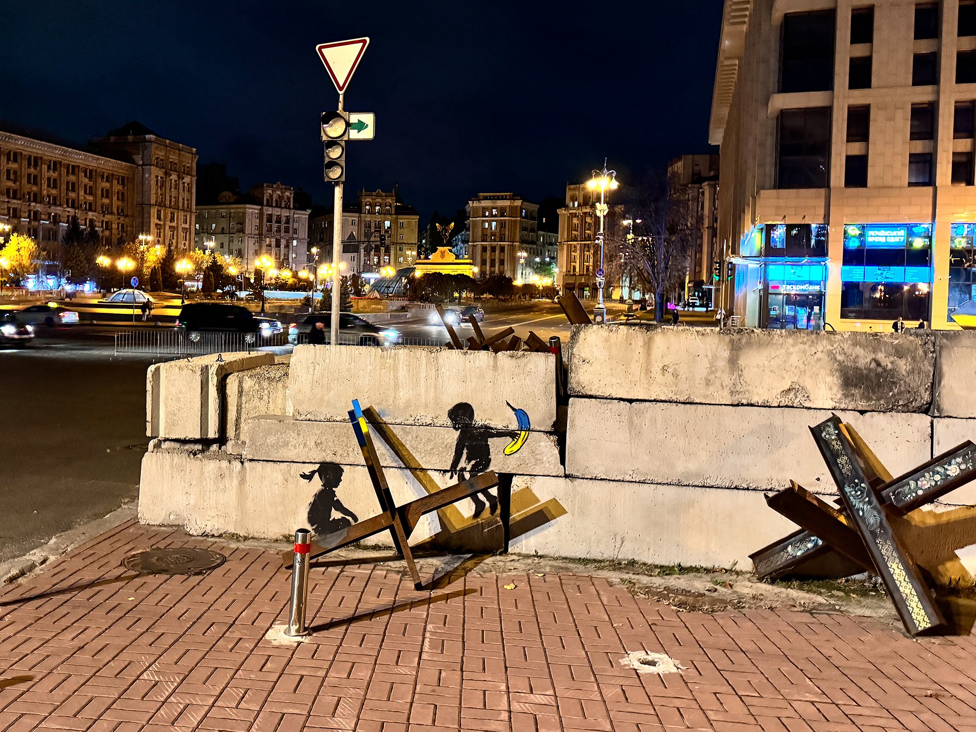 V Kyjevě vytvořil známý uměle Banksy několik děl. Jedno z nich znázorňuje děti na houpačce, kde chytře využil protitankového ježka.
Autor: Erik Tabery