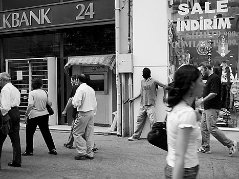Fotografie: Kdepak terorista, ten chlapík s pistolí jen učí Turky rozumět západnímu umění. (Hlavní promenáda v Istanbulu.) Foto International Istanbul Biennal
Autor: Respekt