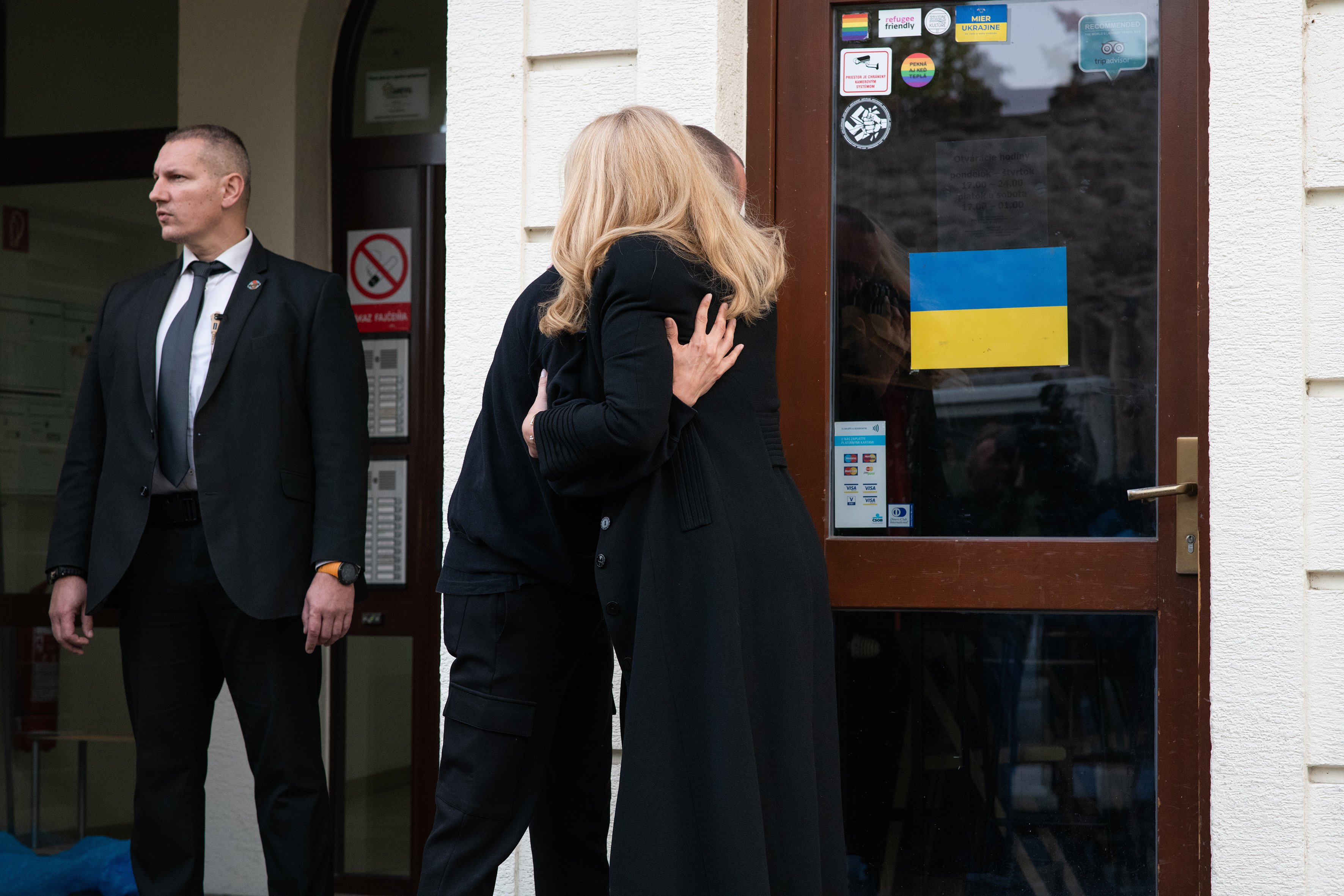 Stavidla jsou otevřená a puška dole ze stěny