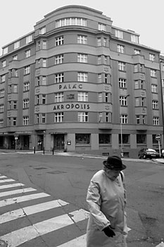 Fotografie: Akropolis: Stačí pomoct kamarádům z bryndy a je váš. No nekupte to! Foto Günter Bartoš
Autor: Respekt