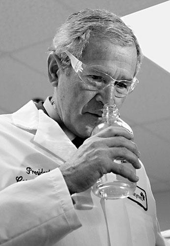 Fotografie: Voní to hezky &ndash; ale co pralesy? (G. Bush s lahví etanolu) - Autor: Profimedia.cz, http://www.profimedia.cz
Autor: Respekt