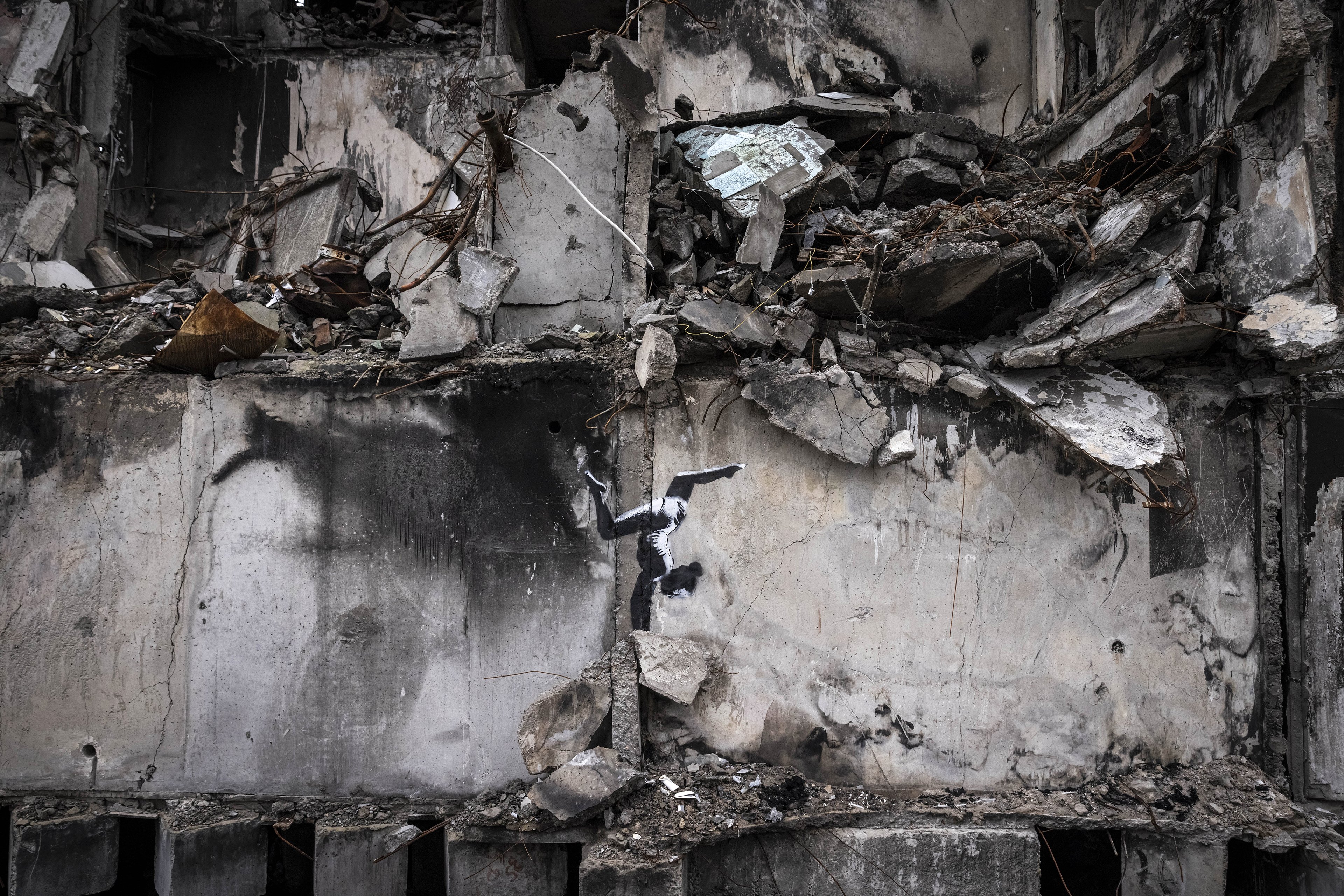 Chytnout, co se chytit nedá. (Banksyho kresba na rozstříleném paneláku v Boroďance)
Autor: Getty Images