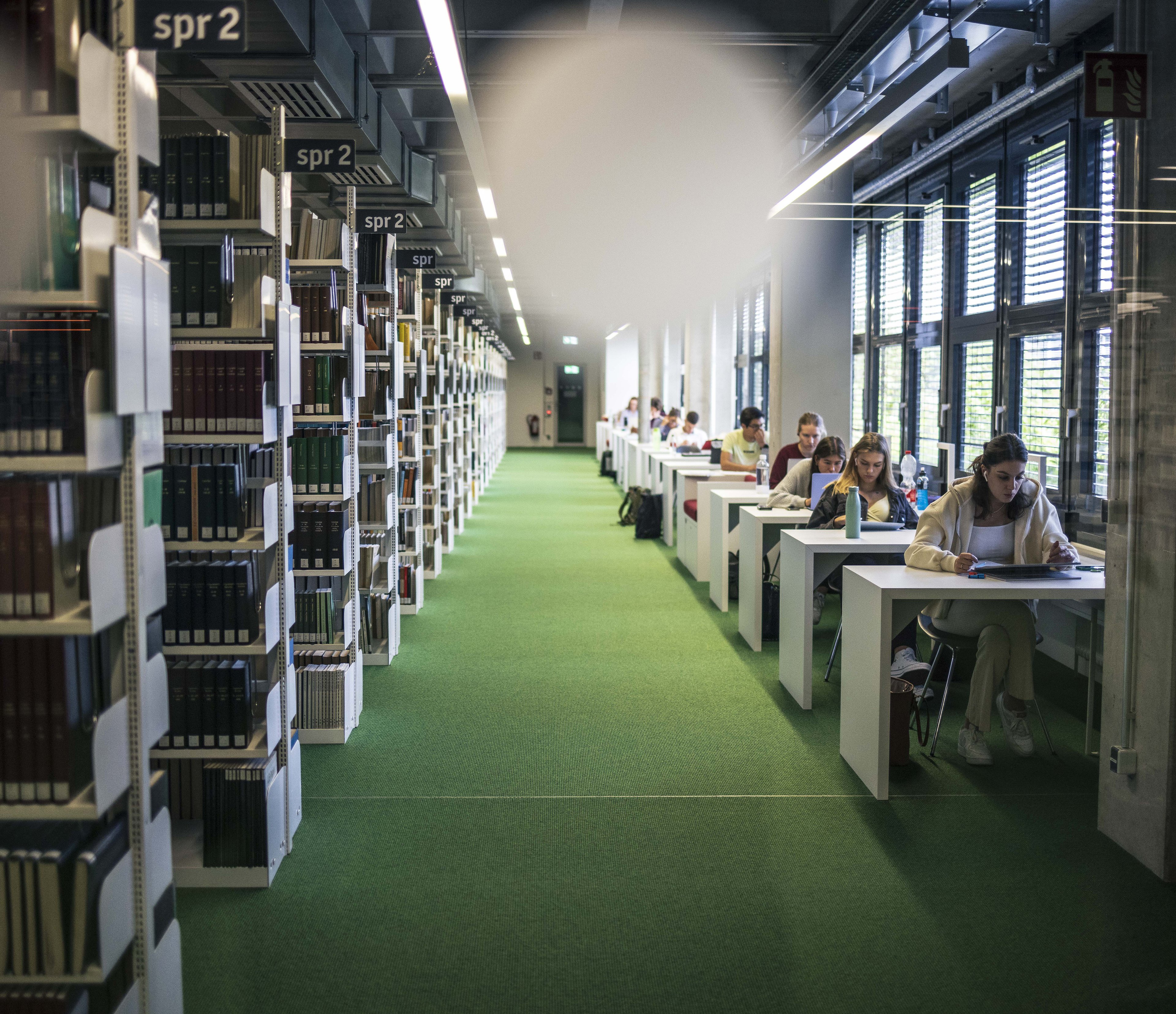 Bloudění v továrně vědění