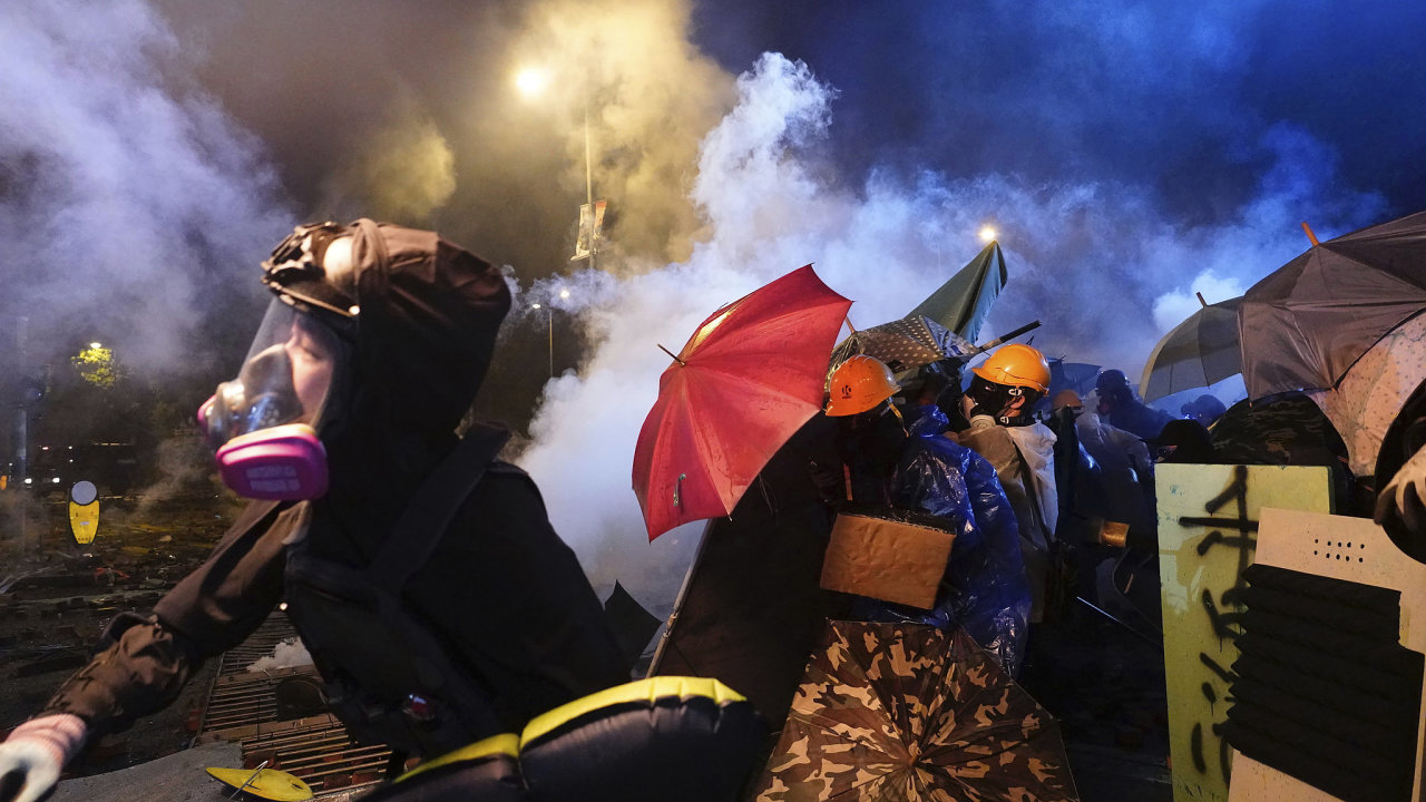 Policie se neúspěšně pokusila proniknout do budovy univerzity v Hongkongu
Autor: REUTERS