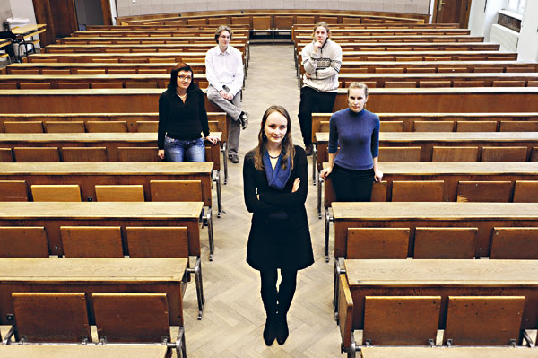 Fotografie: Konec teorie, odteď jedeme naostro. (Pavlína Mařasová s kolegy) - Autor: Tomki Němec
Autor: Respekt