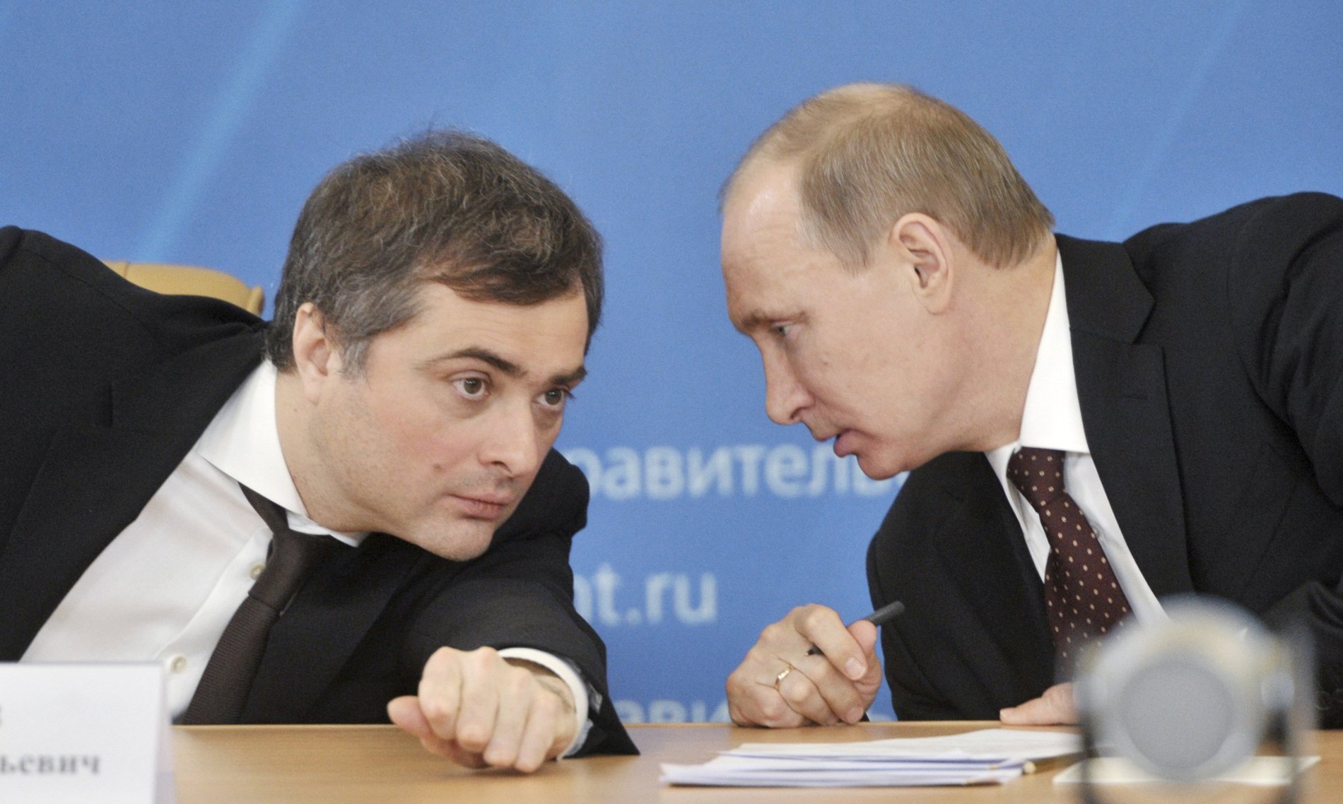 Vladimir Putin (vlevo) s dnes již bývalým vicepremiérem Vladislavem Surkovem.
Autor: Globe Media /  Reuters