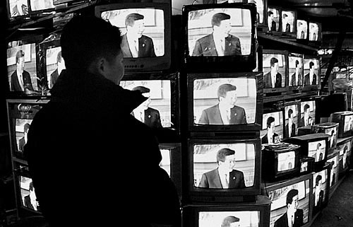 Fotografie: Televize hlásí, že ze severokorejského reaktoru Jongbjon zmizely monitorovací kamery. (Přednos zpráv v soulském obchodu.) Foto Profimedia/Getty Images
Autor: Respekt