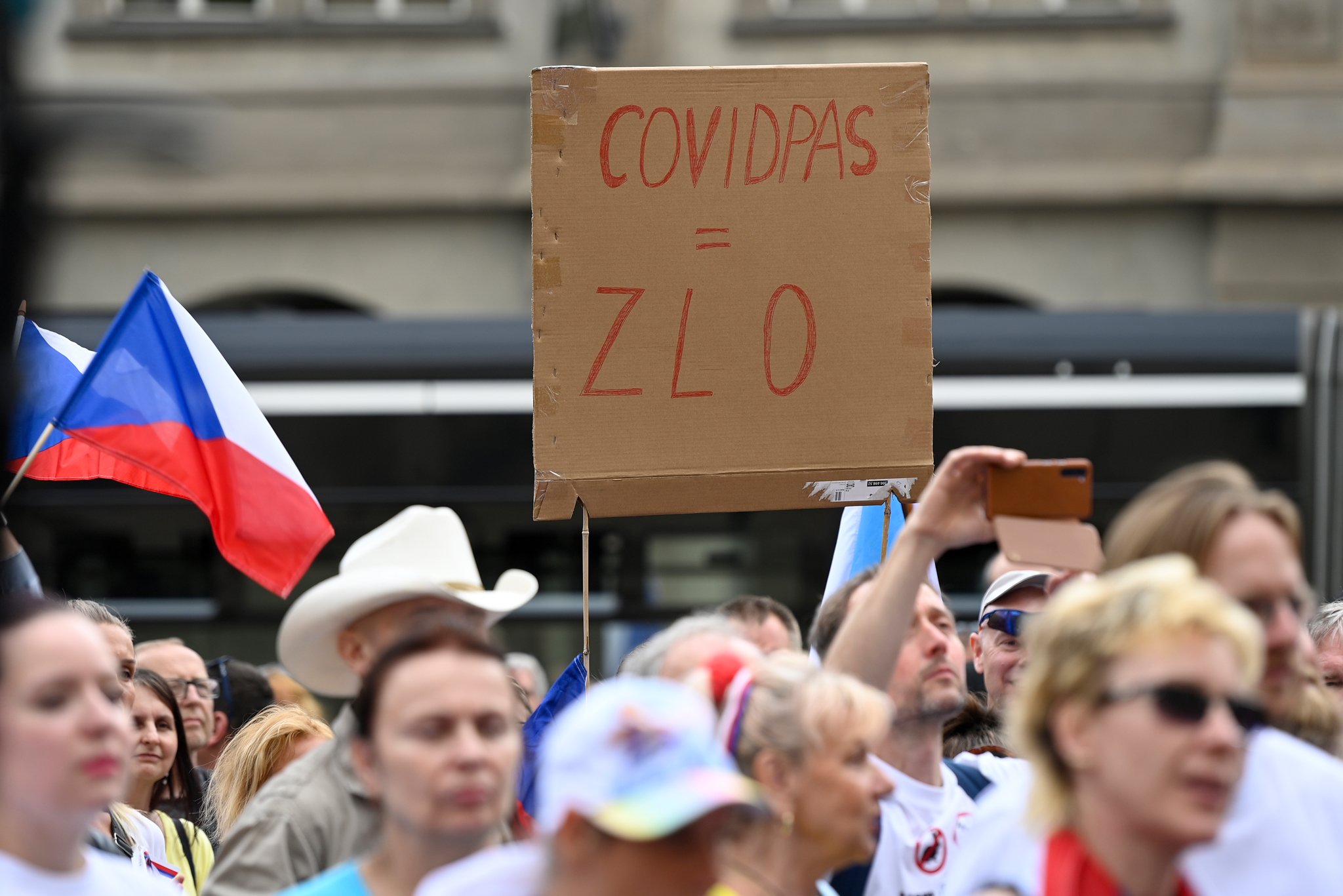 Lidé demonstrují  na pražském Malostranském náměstí proti covid pasu a pandemickým opatřením. Protesty pořádalo hnutí Chcípl PES i Volný blok.
Autor: ČTK