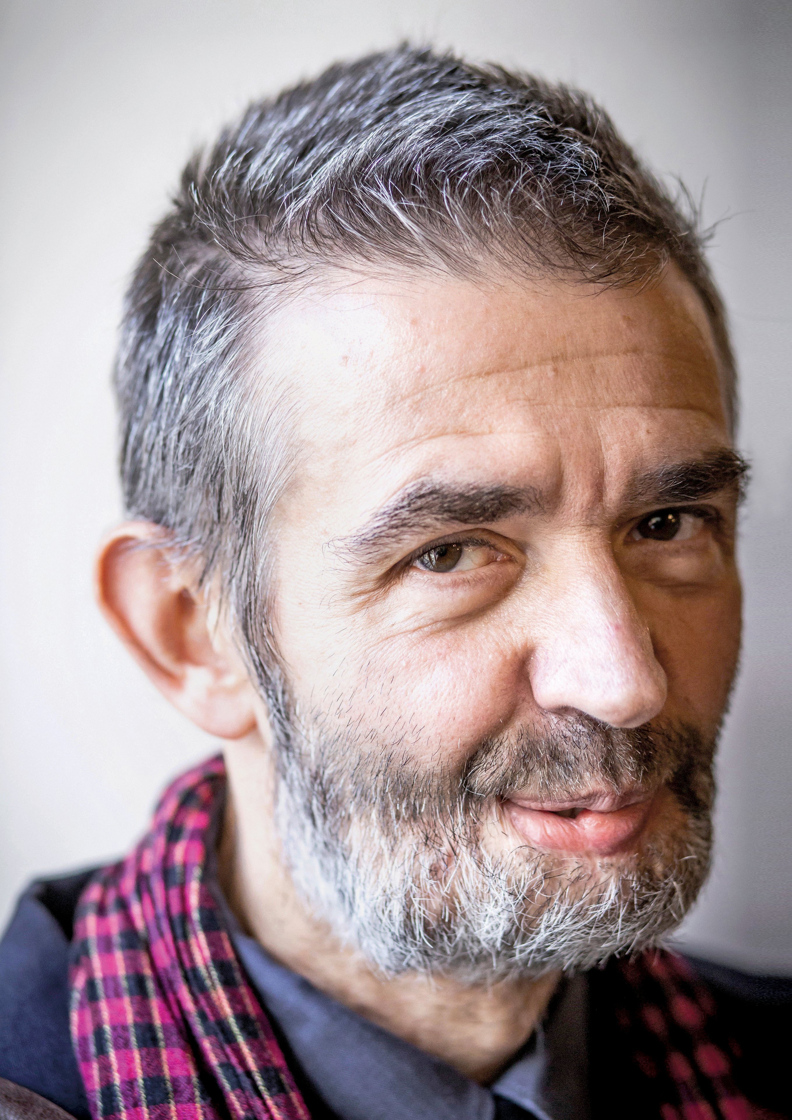 Přežil útok na Charlie Hebdo: Nelituju se. A děkuju za to Kafkovi