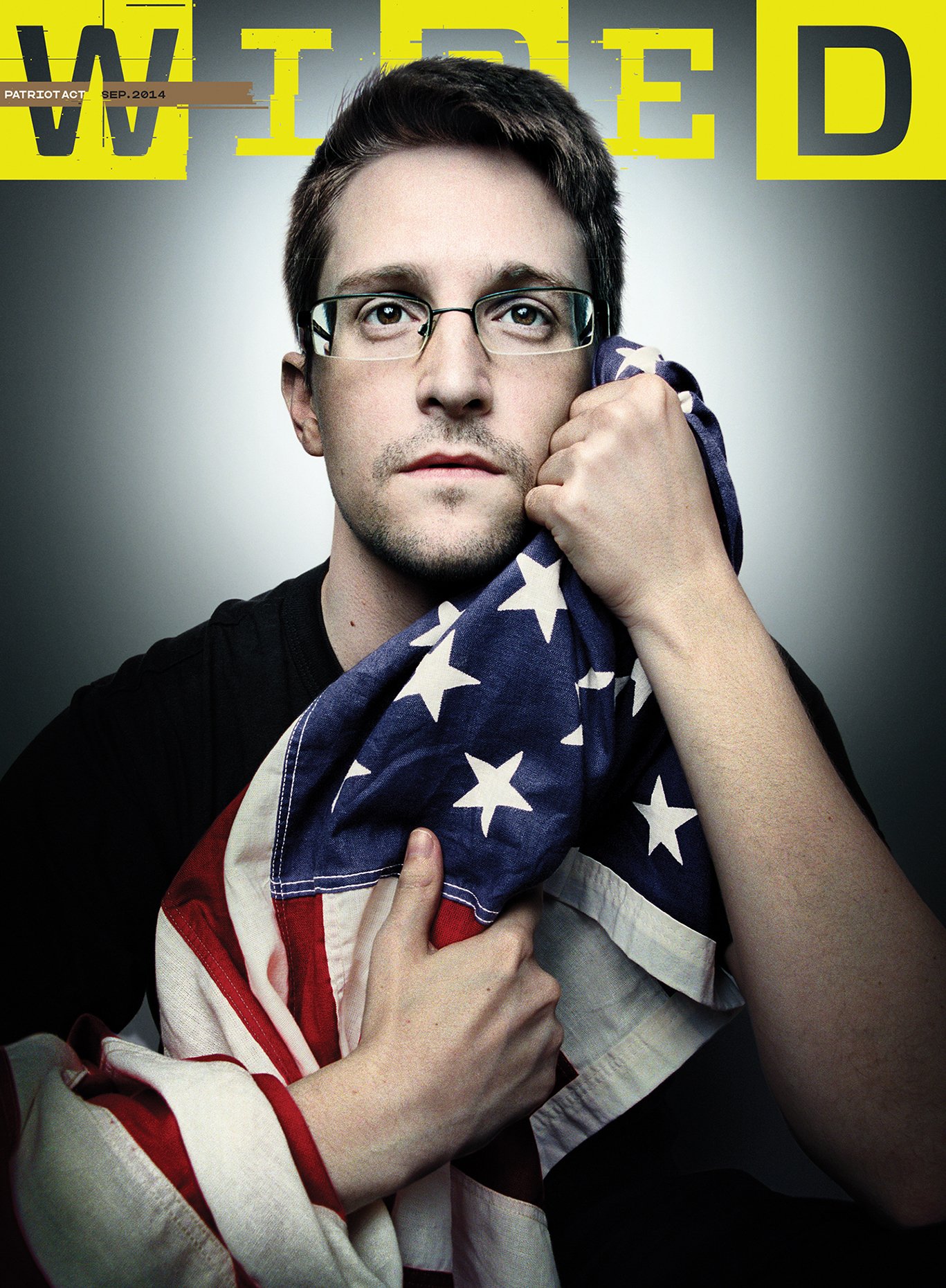 Titulní strana časopisu Wired, na které Edward Snowden objímá americkou vlajku.
Autor: Wired