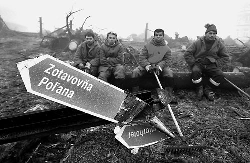 Fotografie: Před pár týdny se to zdálo neuvěřitelné, ale turisté se do Tater vrátili. Foto Ján Krošlák
Autor: Respekt