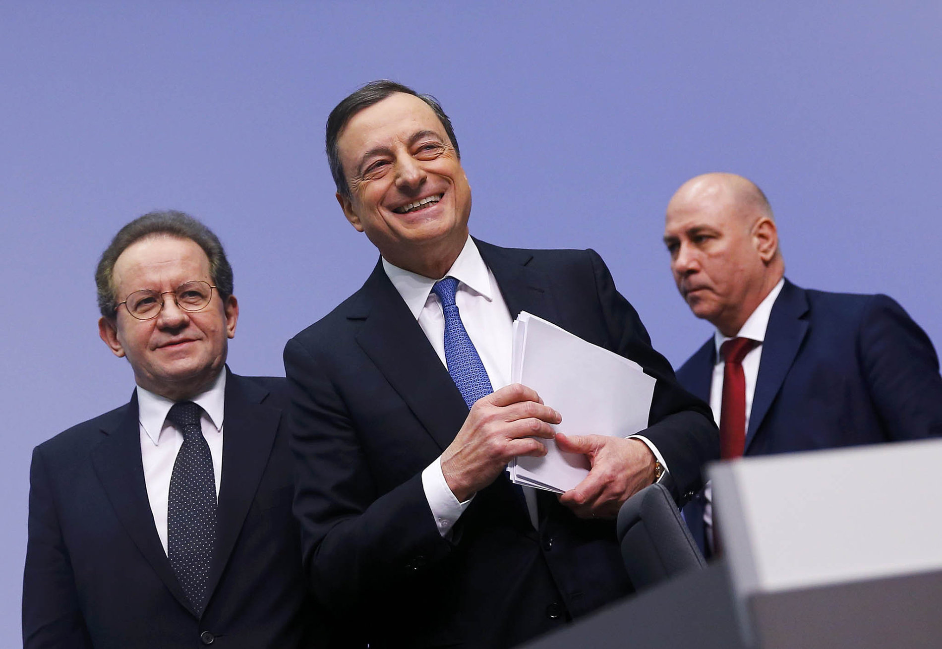 Bankéři jdou: Prezident ECB Mario Draghi a viceprezident Vitor Constancio (vlevo) oznámili, že budou pumpovat do evropské ekonomiky miliardy eur.
Autor: Globe Media /  Reuters