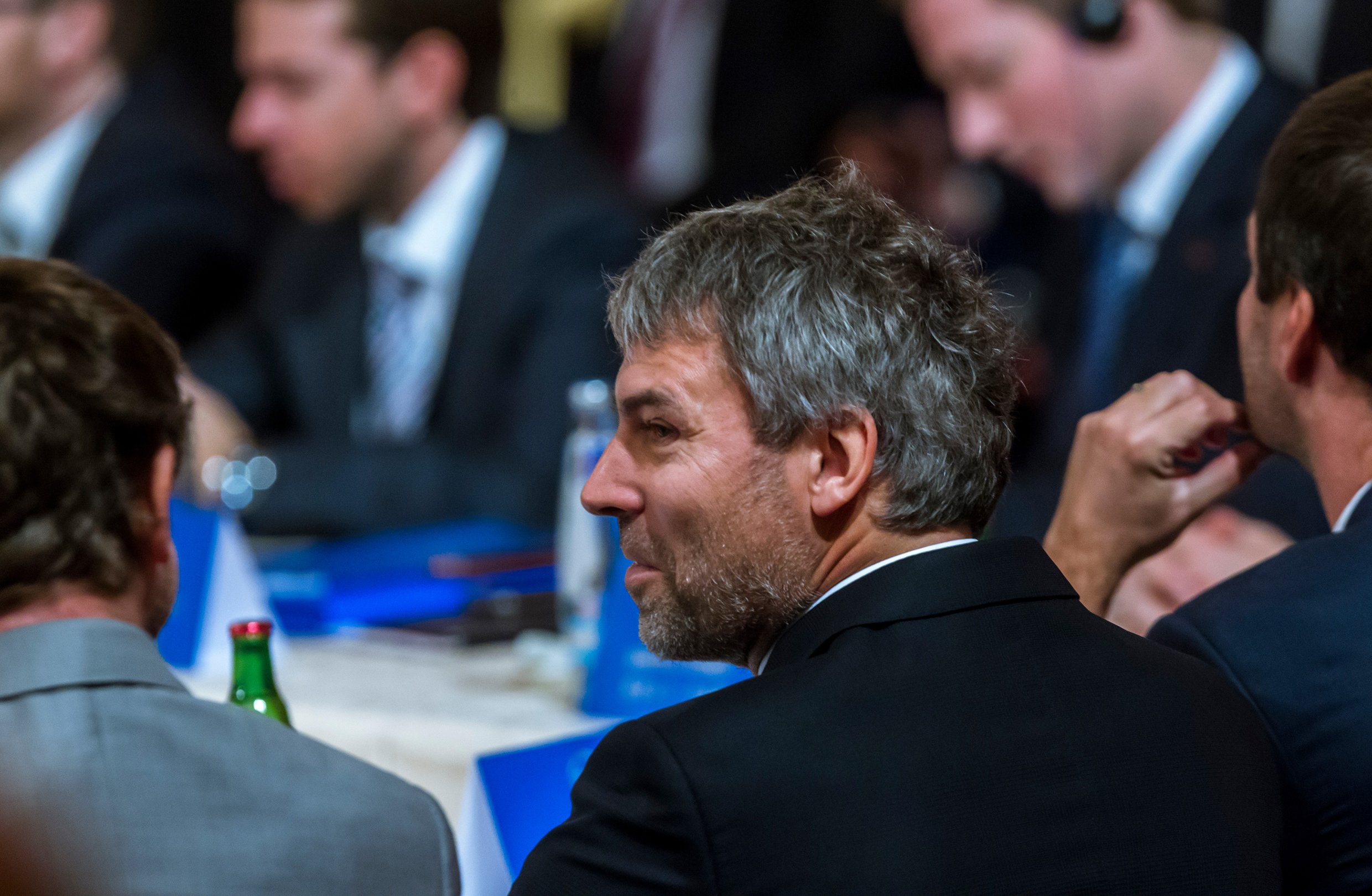 Jemně zacházet s mocí a nebýt u toho vidět. (Petr Kellner na obchodním fóru na Žofíně za účasti Miloše Zemana a čínského pre- zidenta Si Ťin-pchinga, březen 2016)
Autor: Profimedia.cz