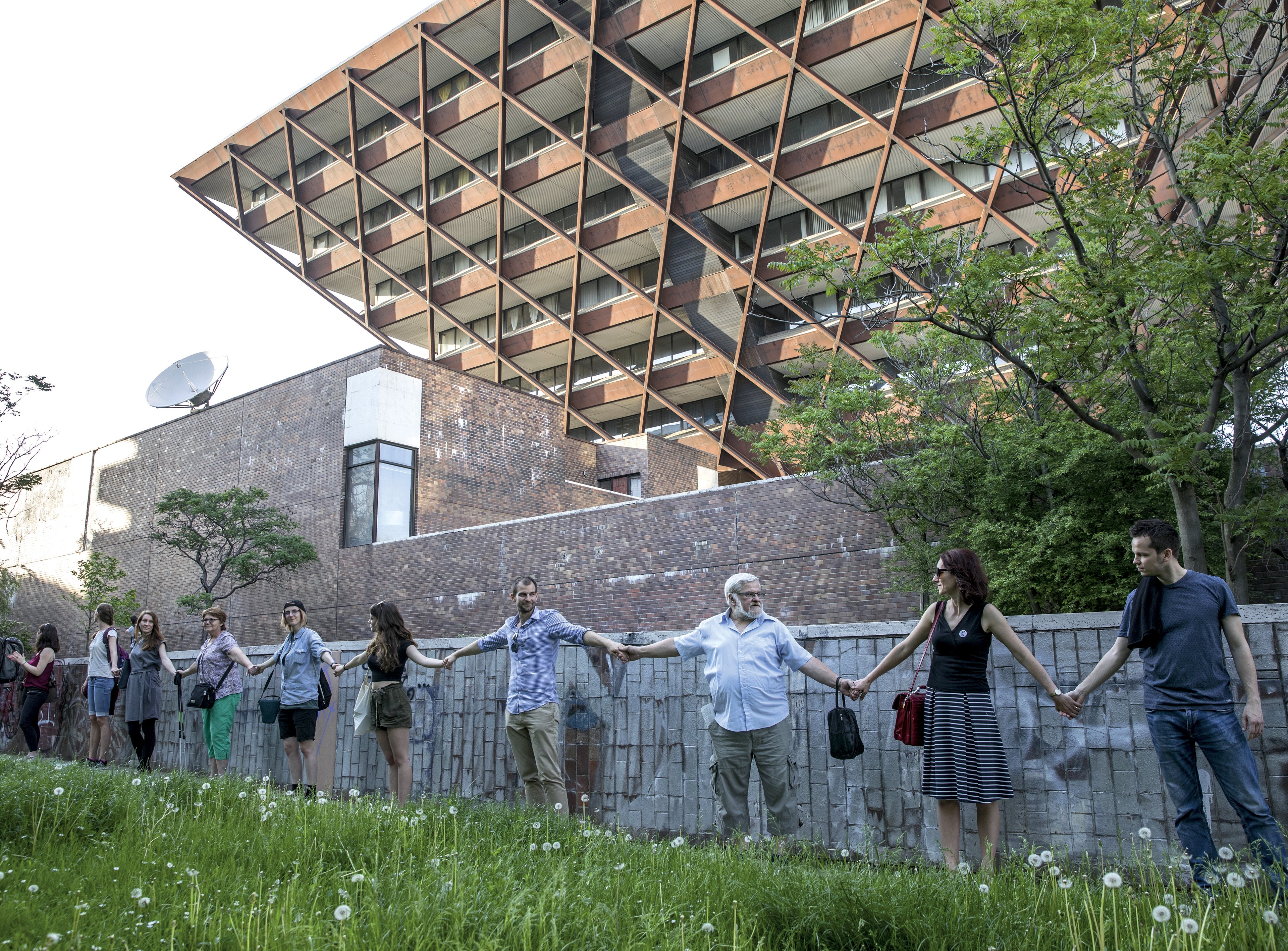 A pořád jen dýka do srdce