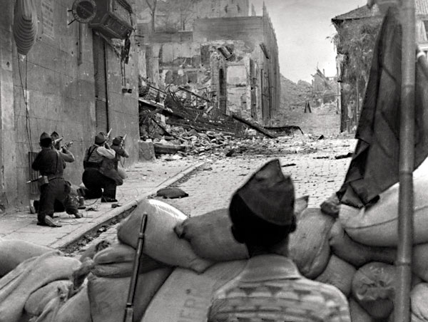 Fotografie: Začátek tragédie, která polarizuje Španělsko dodnes: republikáni v Toledu, červen 1936. - Autor: Profimedia.cz, http://www.profimedia.cz
Autor: Respekt