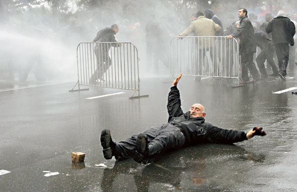 Fotografie: Saakašvili, nemůžeš jen vydělávat! (Demonstrant z řad opozice, Tbilisi) - Autor: Globe Media/Reuters
Autor: Globe Media /  Reuters
