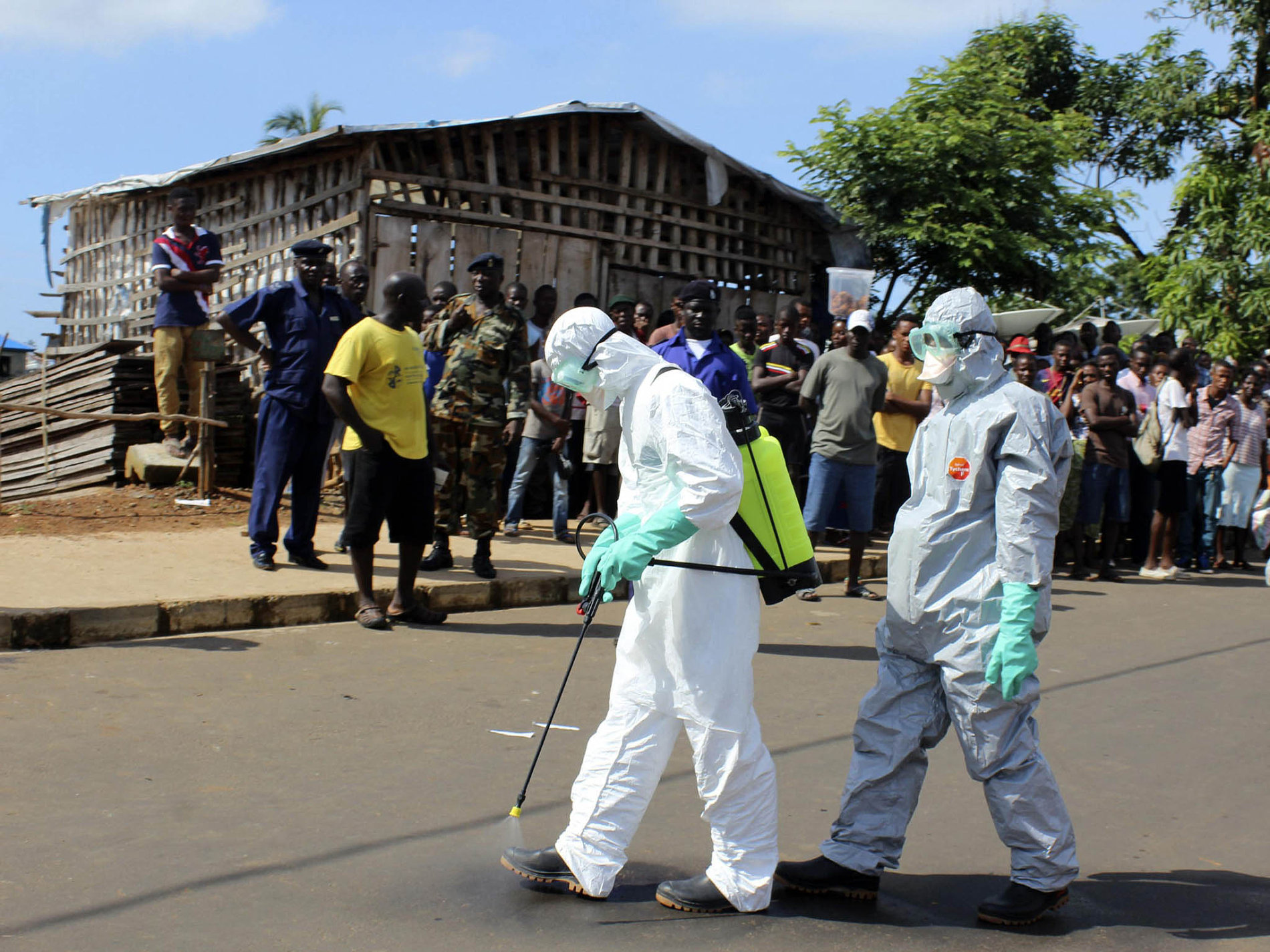 Hlavně se nenakazit Zdravotníci ve Freetownu v Sieře Leone se dezinfikují poté, co odnesli tělo ženy, která zemřela na ebolu.
Autor: Globe Media /  Reuters