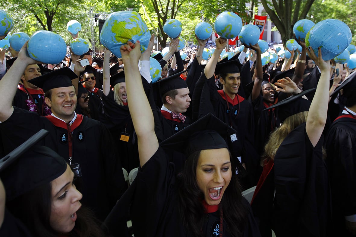 Navzdory městským legendám o absolventech filozofie servírujících hranolky nepřekračuje nezaměstnanost vysokoškoláků mezi pětadvaceti a čtyřiatřiceti lety dvě procenta
Autor: Globe Media /  Reuters