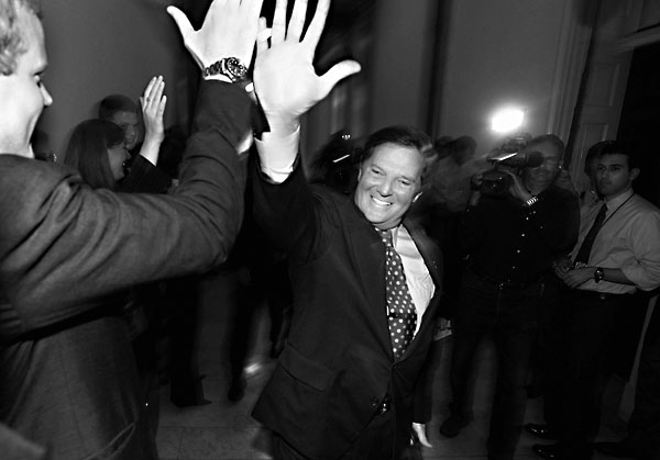 Fotografie: Dříve symbol vzestupu a síly, teď odchází po skandálu. (Tom DeLay se loučí s Kapitolem, 6. duben 2006) - Autor: Profimedia.cz, http://www.profimedia.cz
Autor: Respekt