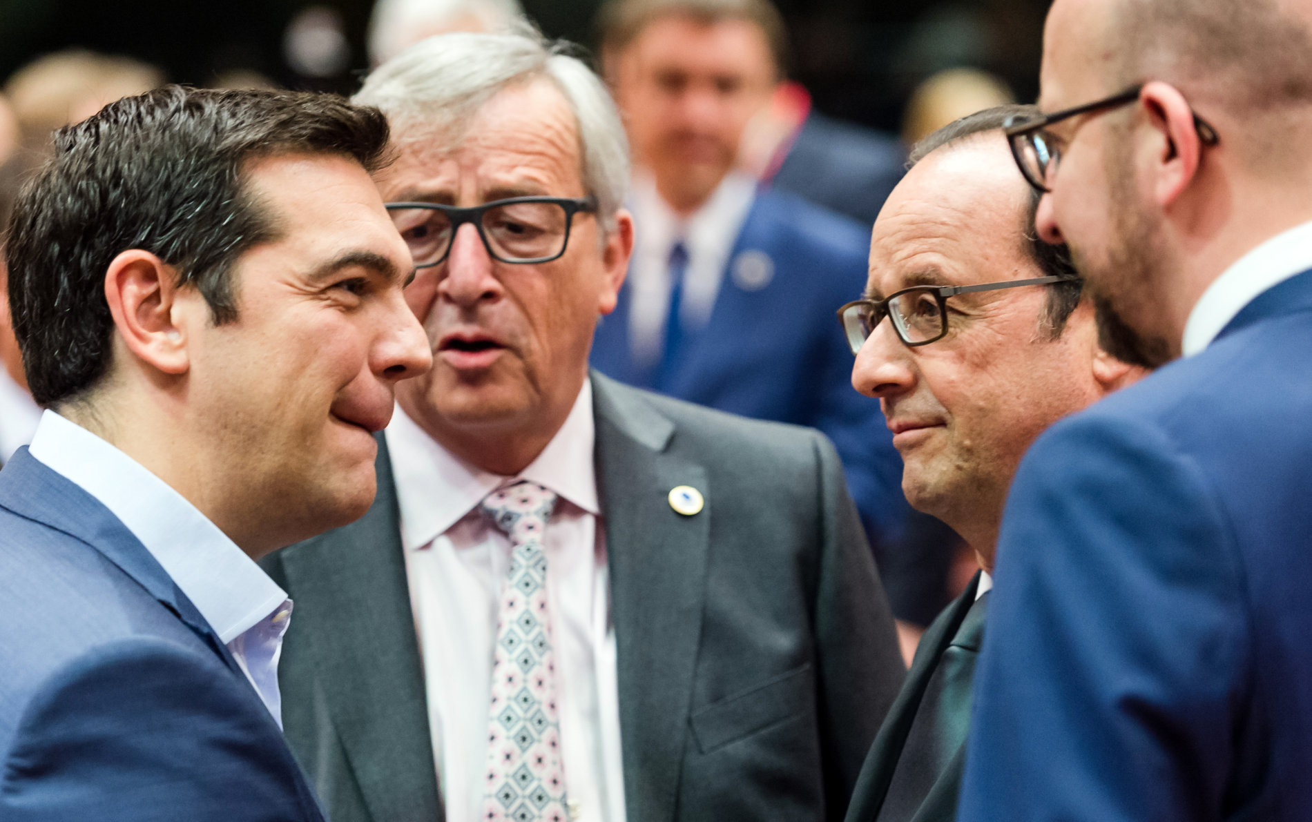 Řecký premiér Alexis Tsipras hovoří na nedělním jednání s předsedou Evropské komise Jeanem-Claudem Junckerem, francouzským prezidentem Francoisem Hollandem a belgickým premiérem Charlesem Michelem.
Autor: AP