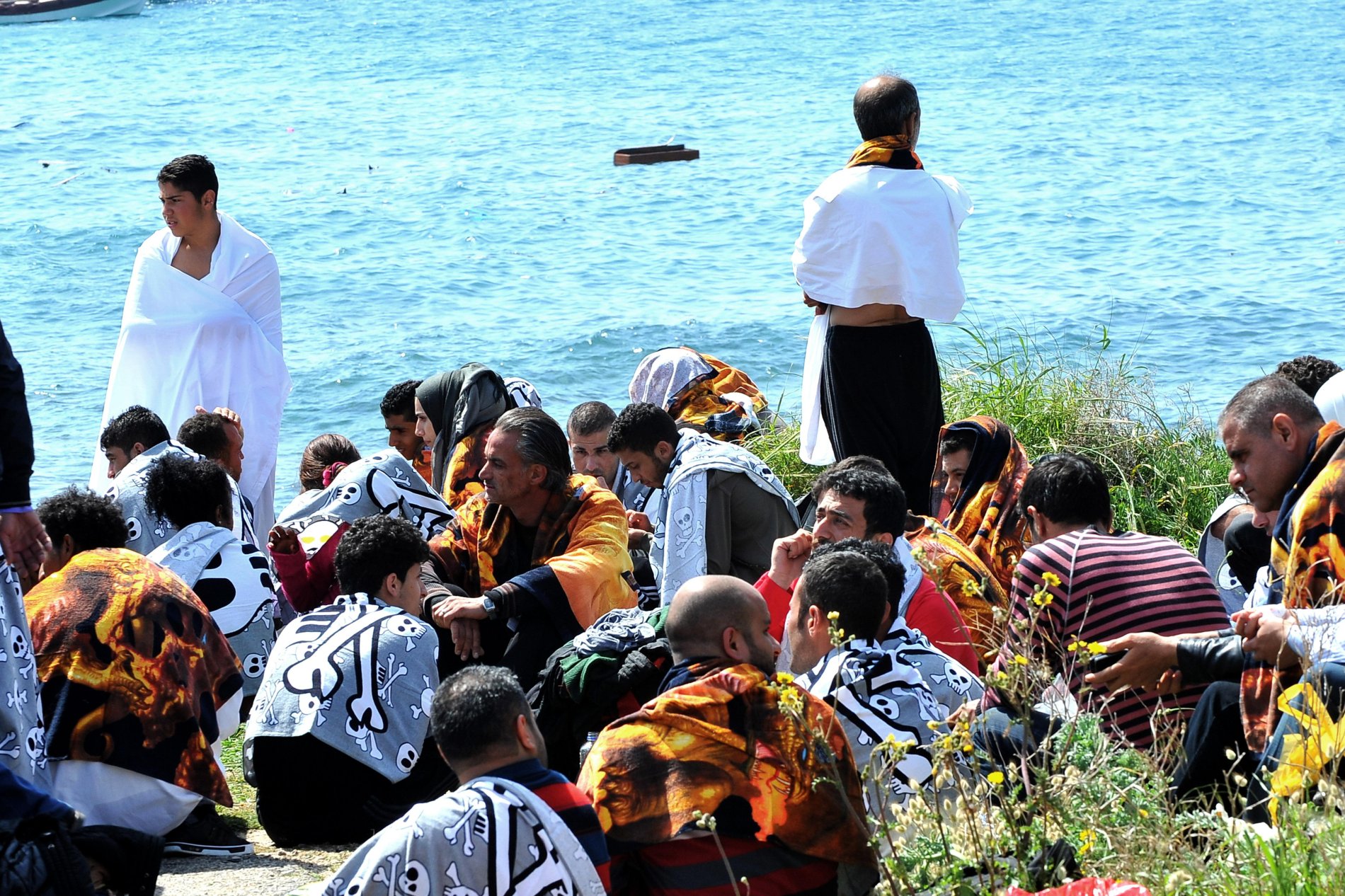 Přeživší migranti na řeckém ostrově Rhodos.
Autor: ČTK, AP