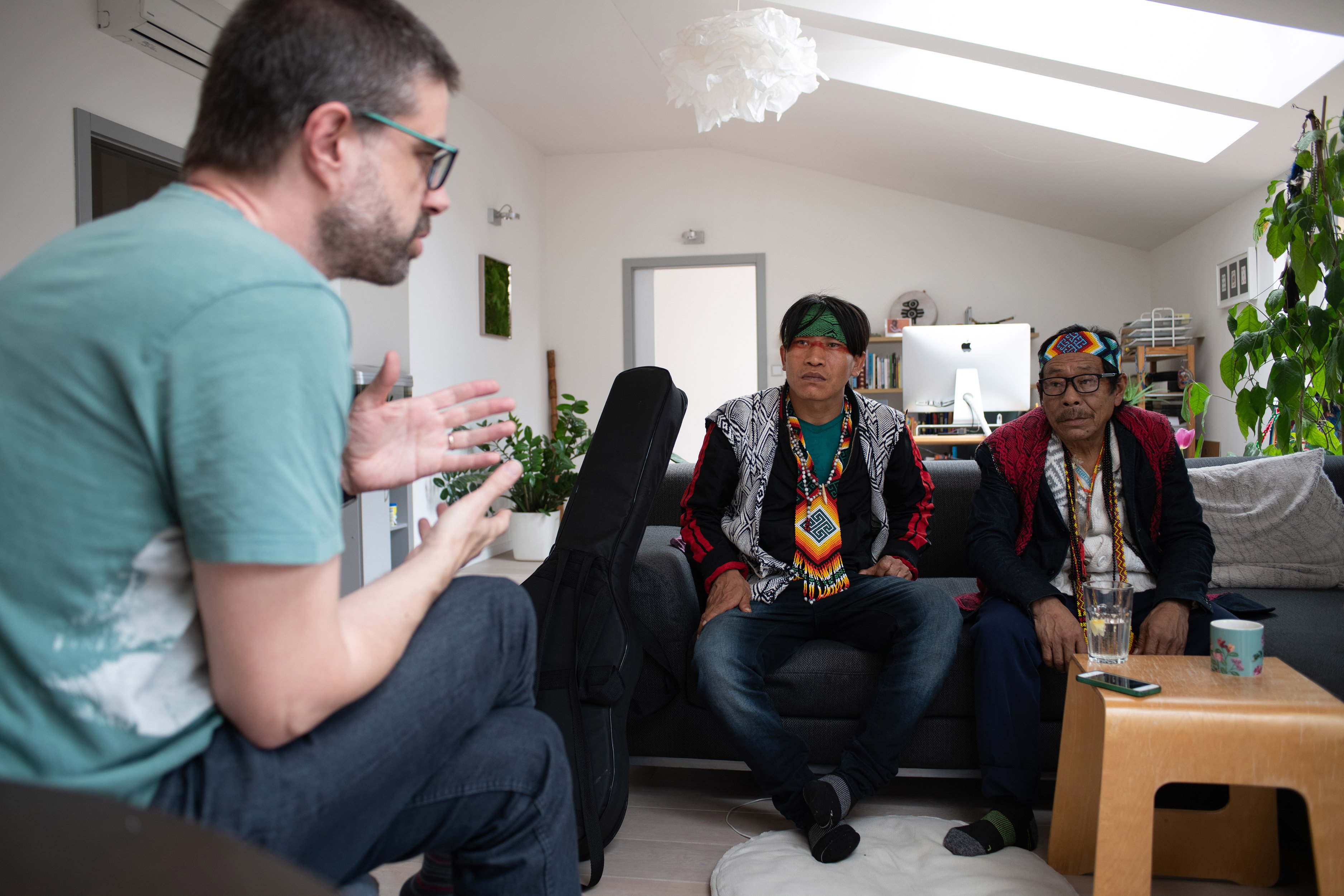 Petr Třešňák a brazilský šaman Antonio Sabino Sales Kaxinawa se synem, květen 2019
Autor: Matěj Stránský