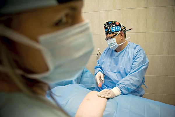 Manžel jí chtěl dát k padesátému výročí svatby prsten, vybrala si kmenové buňky do kolen. (Odběr tukové tkáně v brněnském Revmacentru MUDr. Mostera)
Autor: Karel Cudlín